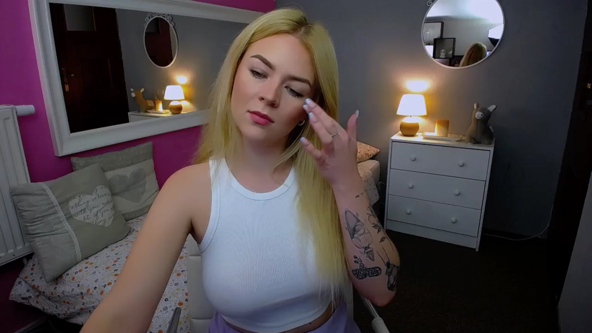 Gallery image thumbnail from AurelieSierra's myfreecams stream on, 10/09/2024, 10:01 image 1 of 20