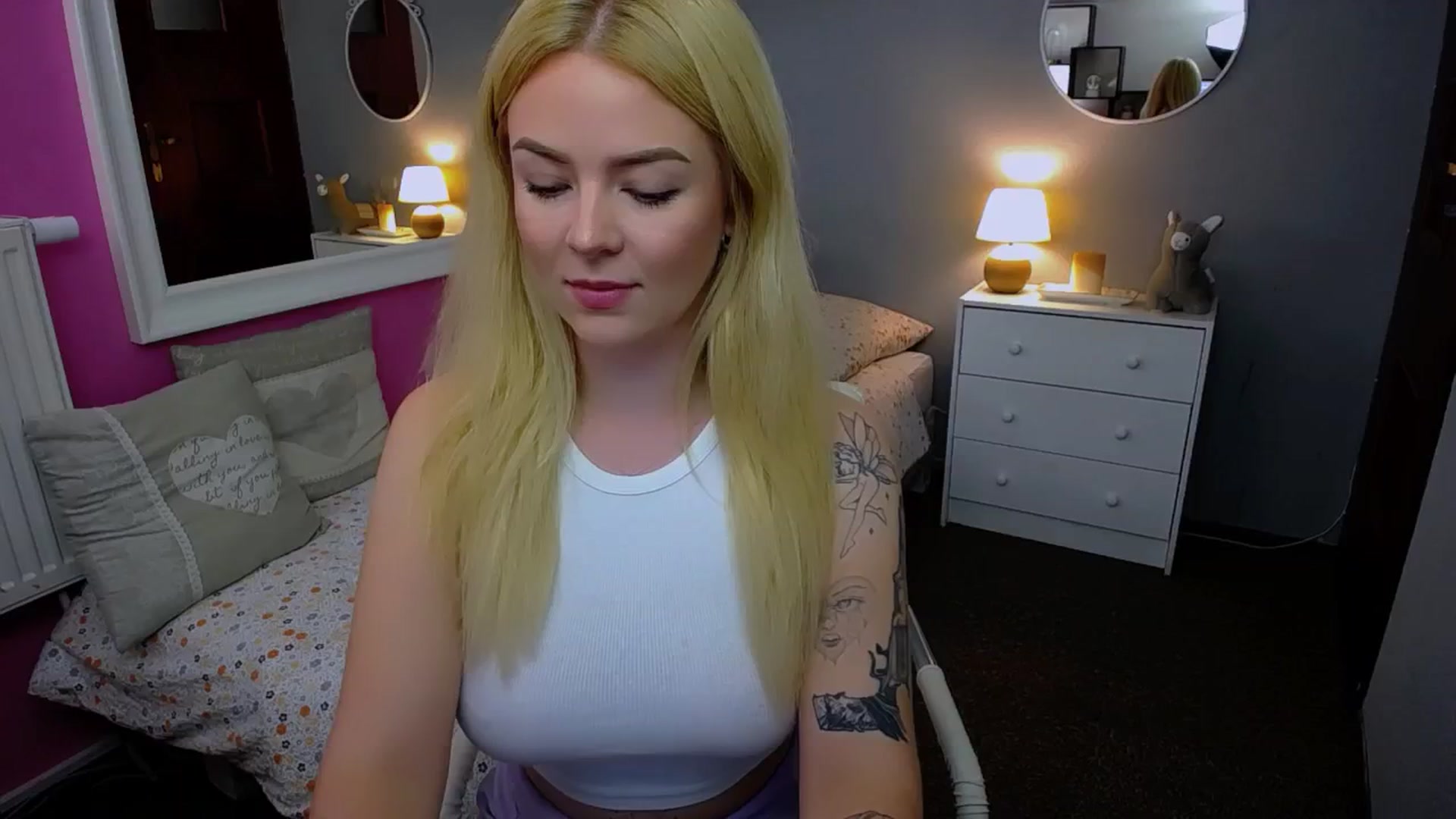 Gallery image thumbnail from AurelieSierra's myfreecams stream on, 10/09/2024, 10:01 image 15 of 20