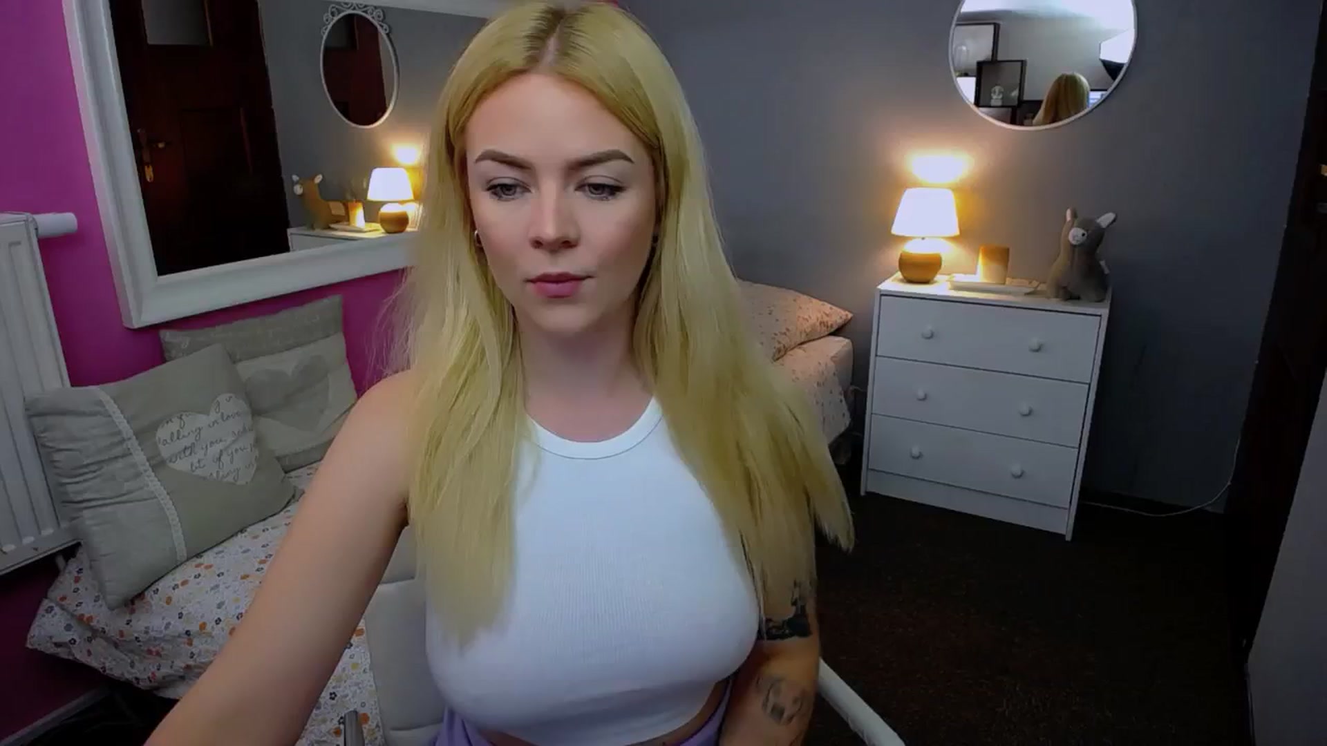 Gallery image thumbnail from AurelieSierra's myfreecams stream on, 10/09/2024, 10:01 image 7 of 20