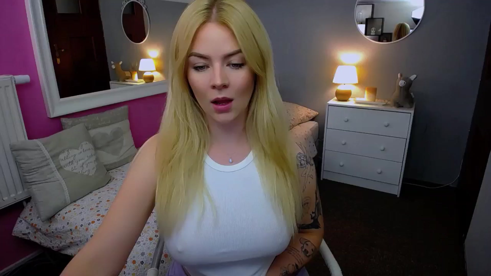 Gallery image thumbnail from AurelieSierra's myfreecams stream on, 10/09/2024, 13:36 image 12 of 20