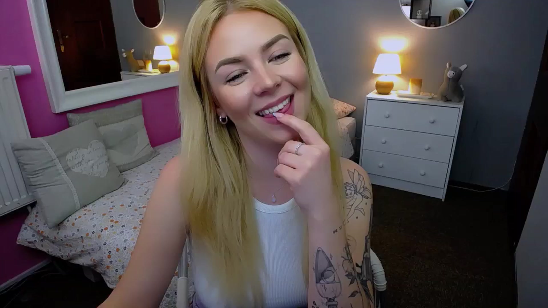 Gallery image thumbnail from AurelieSierra's myfreecams stream on, 10/09/2024, 13:36 image 8 of 20