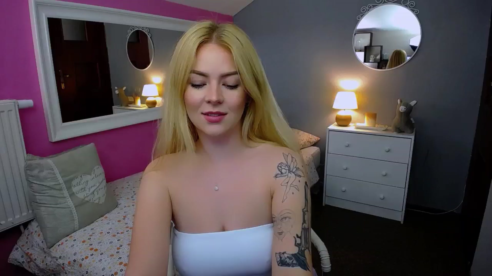Gallery image thumbnail from AurelieSierra's myfreecams stream on, 10/15/2024, 10:21 image 19 of 20