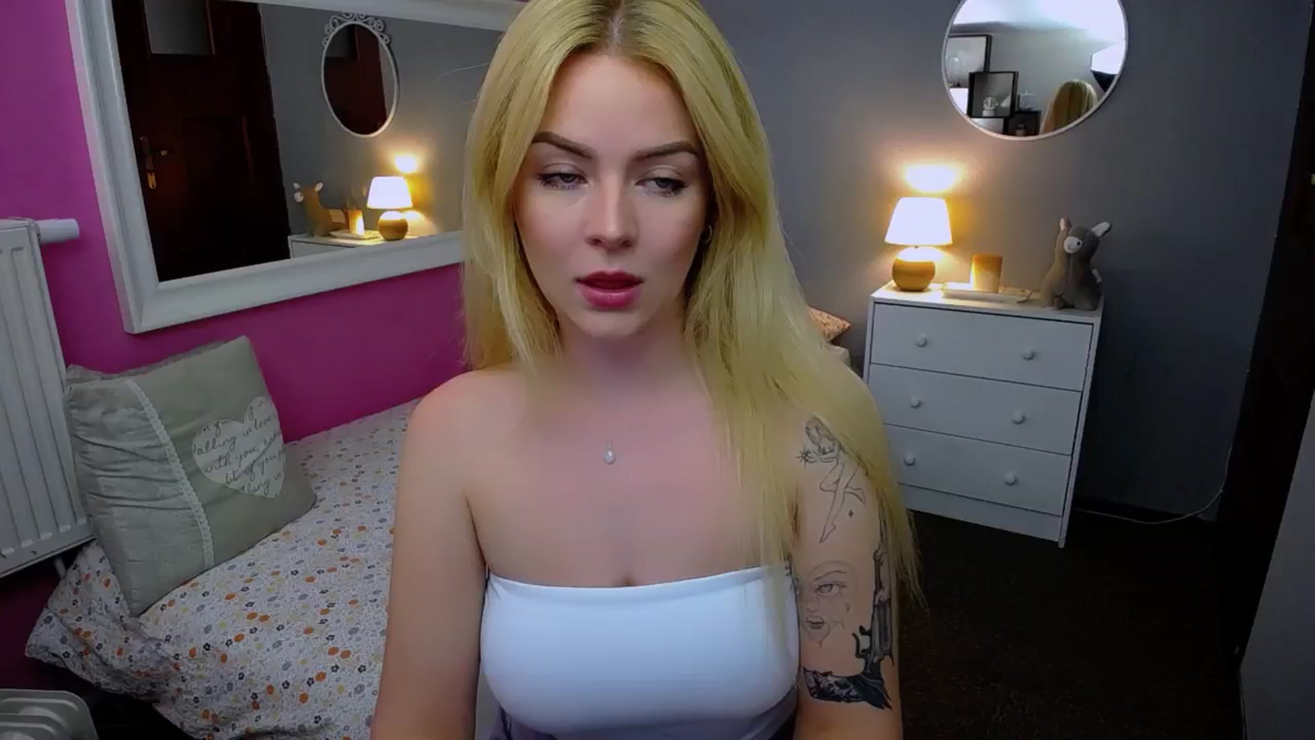 Gallery image thumbnail from AurelieSierra's myfreecams stream on, 10/15/2024, 13:09 image 3 of 20