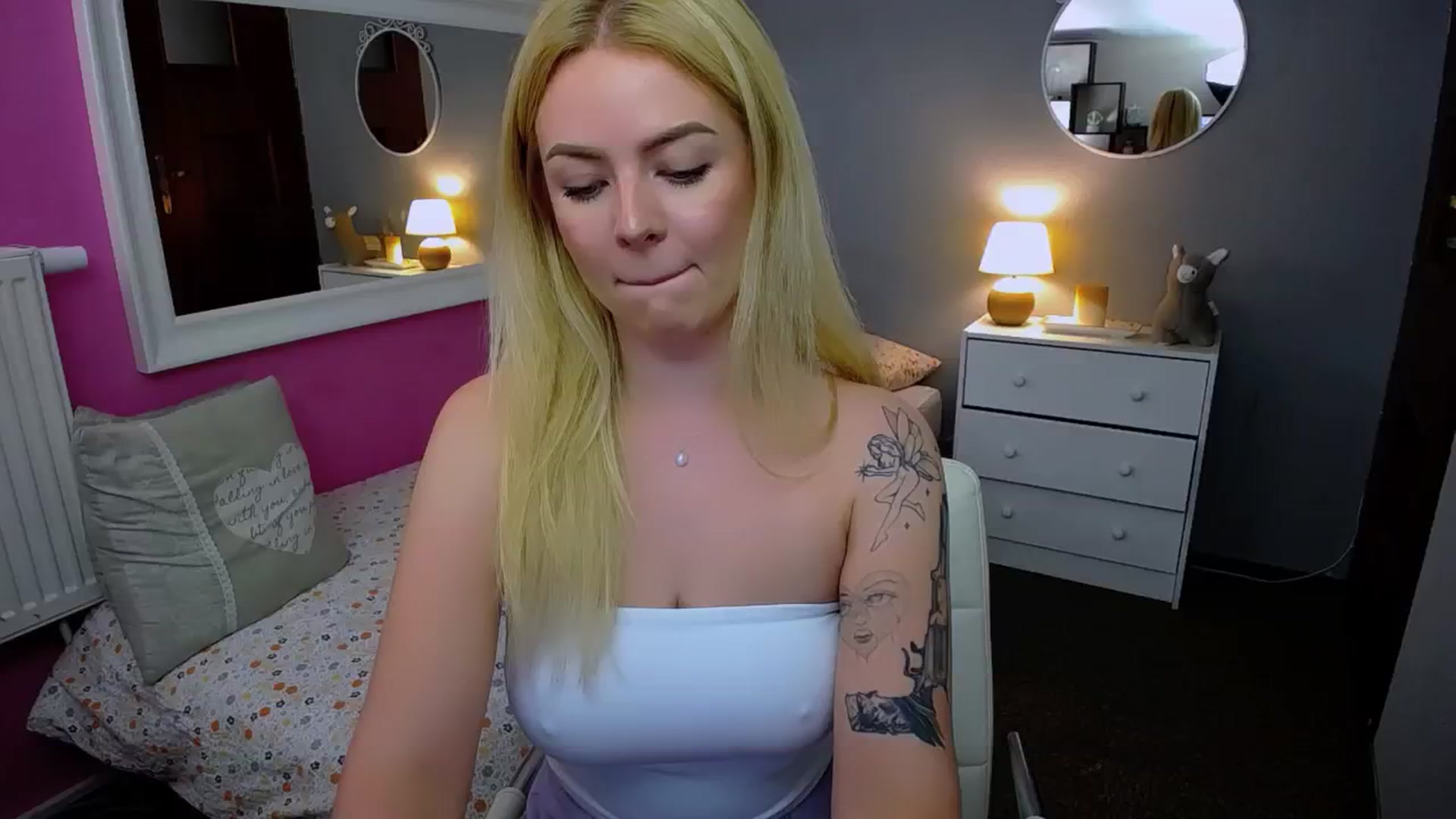 Gallery image thumbnail from AurelieSierra's myfreecams stream on, 10/15/2024, 14:57 image 19 of 20