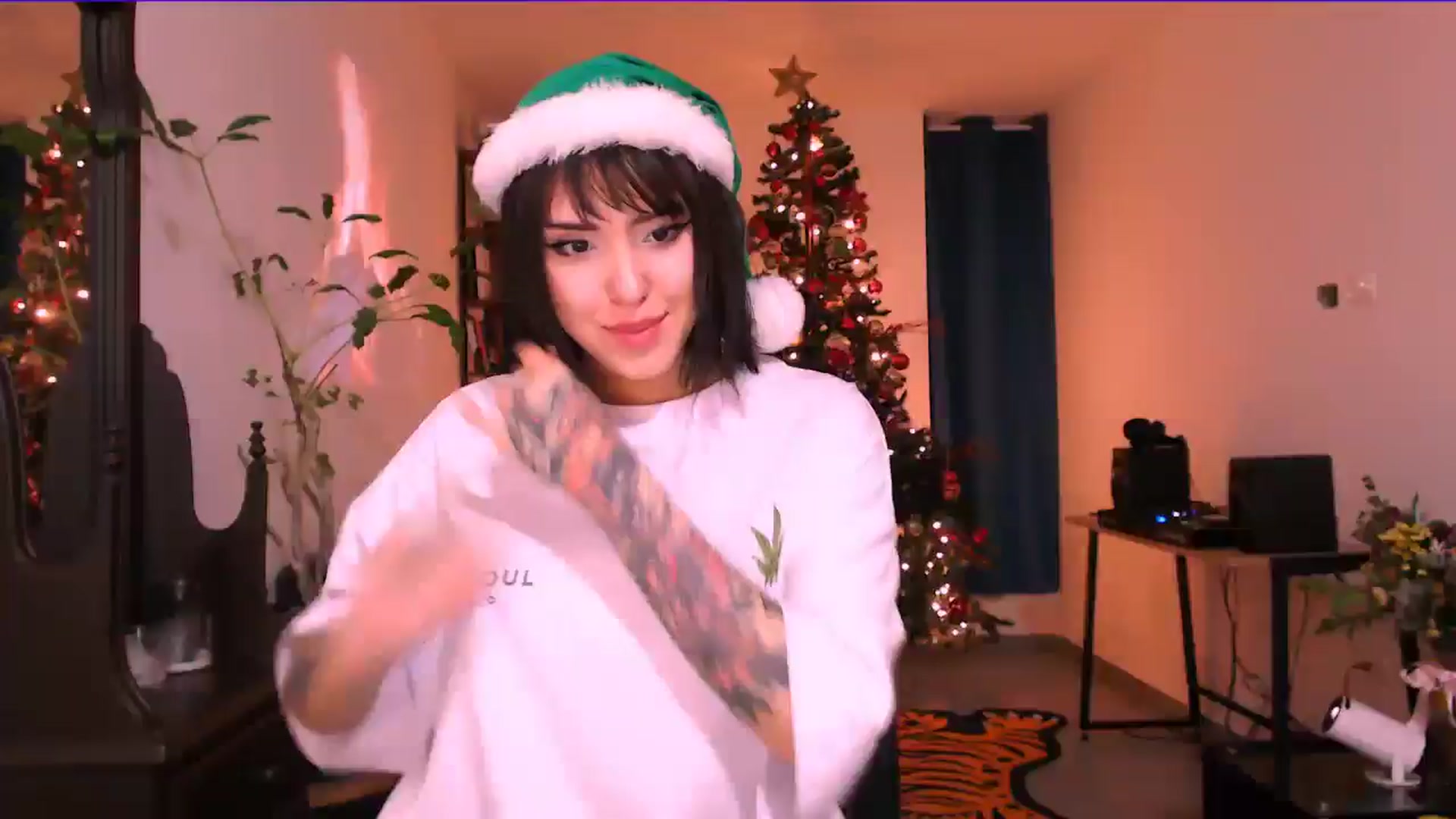 Gallery image thumbnail from AuroraBeckett's myfreecams stream on, 12/25/2025, 04:03 image 1 of 20