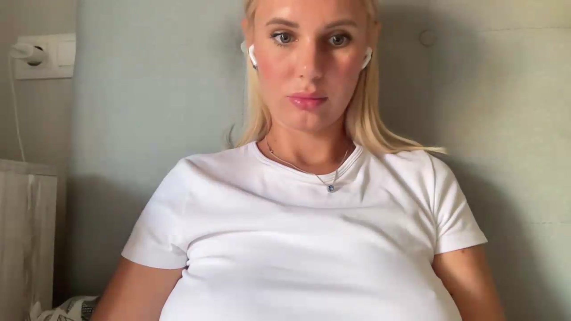 Gallery image thumbnail from AuroraKingg's myfreecams stream on, 07/12/2026, 11:33 image 13 of 20