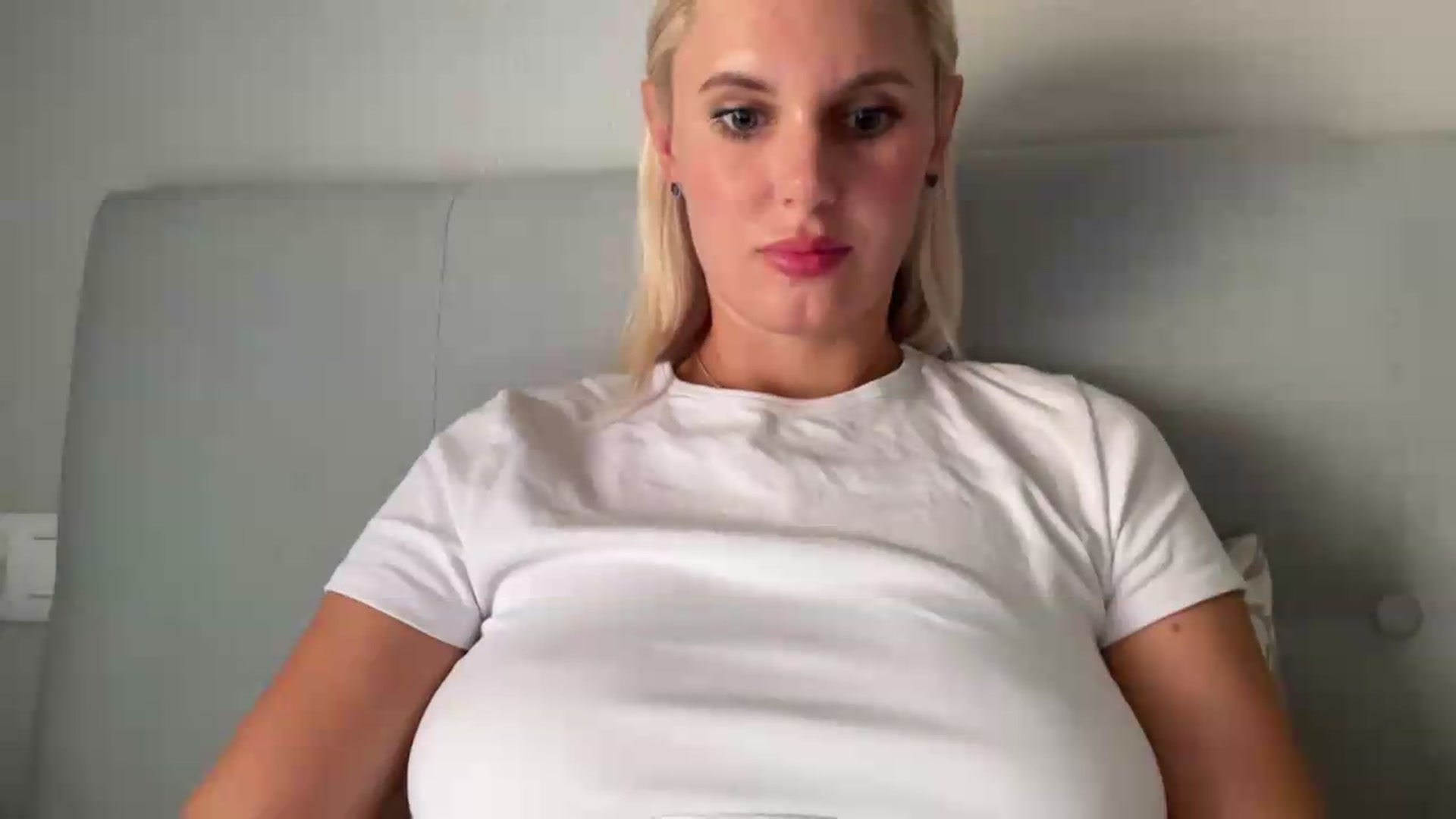 Gallery image thumbnail from AuroraKingg's myfreecams stream on, 07/16/2026, 10:42 image 7 of 20
