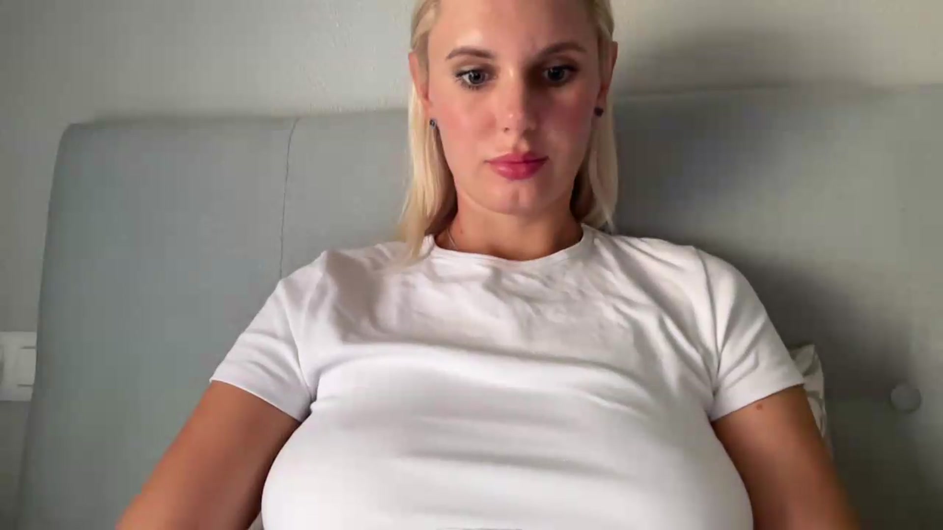 Gallery image thumbnail from AuroraKingg's myfreecams stream on, 07/16/2026, 10:42 image 3 of 20