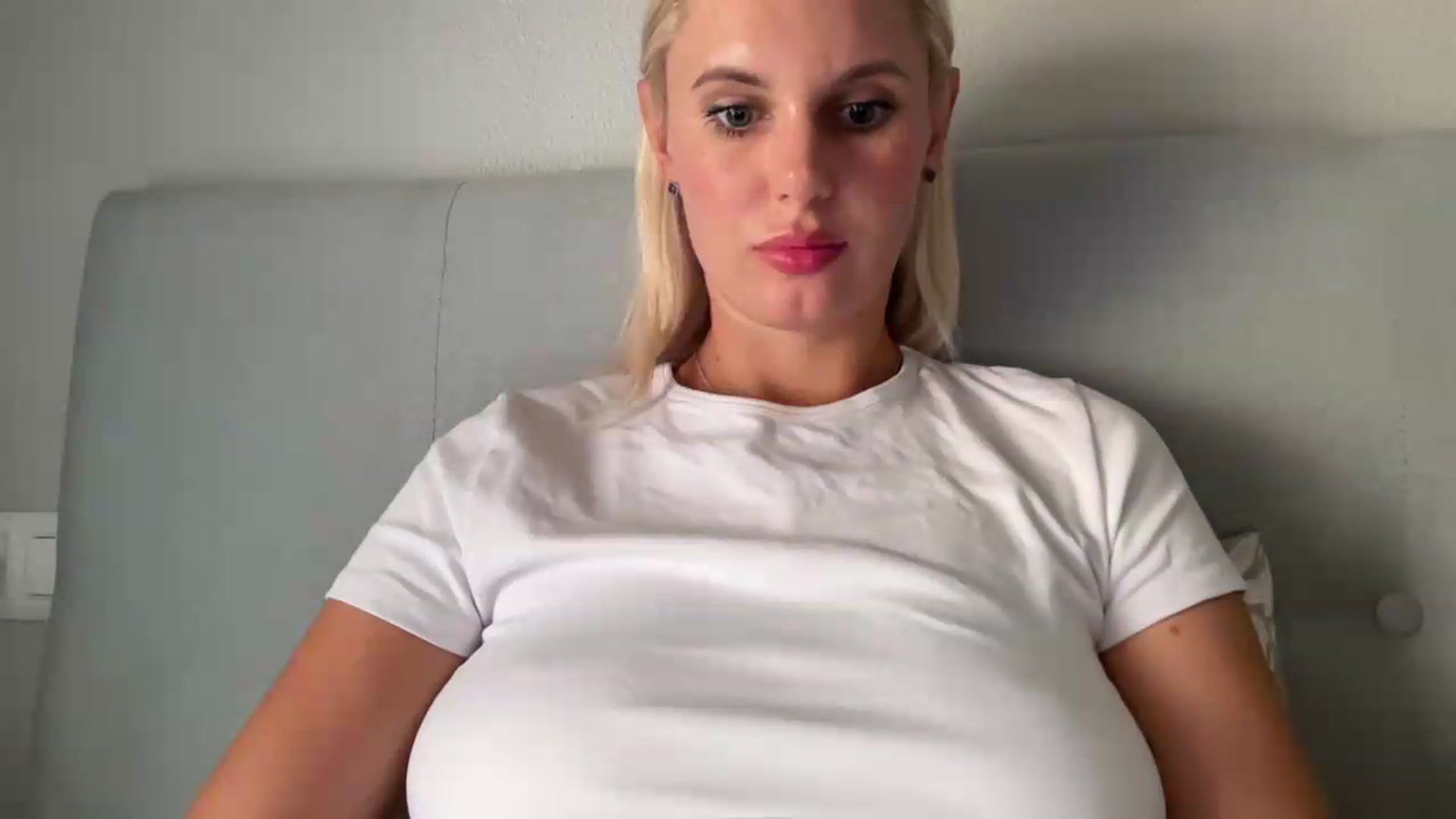 Gallery image thumbnail from AuroraKingg's myfreecams stream on, 07/16/2026, 10:42 image 5 of 20