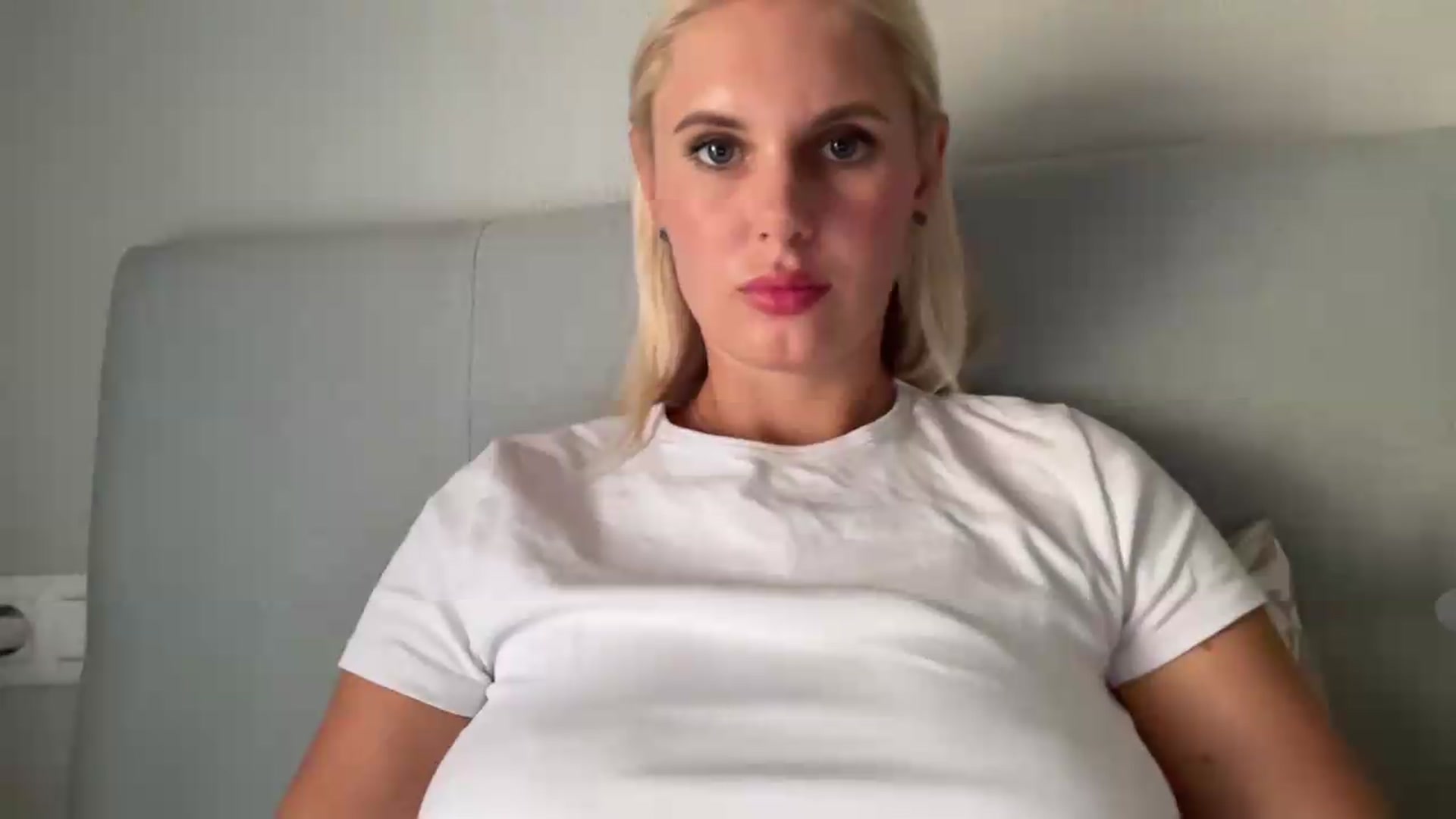 Gallery image thumbnail from AuroraKingg's myfreecams stream on, 07/16/2026, 10:42 image 8 of 20