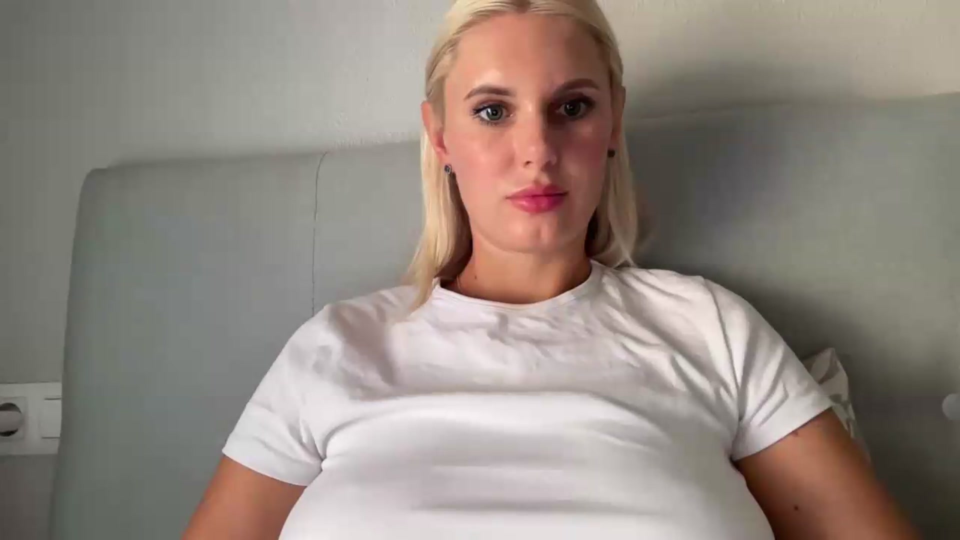 Gallery image thumbnail from AuroraKingg's myfreecams stream on, 07/16/2026, 10:42 image 10 of 20