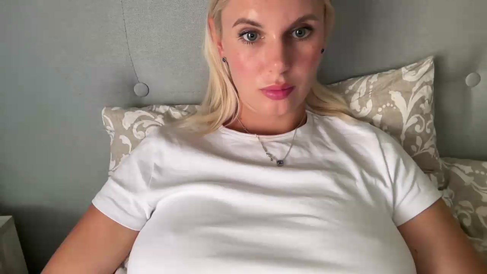 Gallery image thumbnail from AuroraKingg's myfreecams stream on, 07/16/2026, 12:03 image 12 of 20