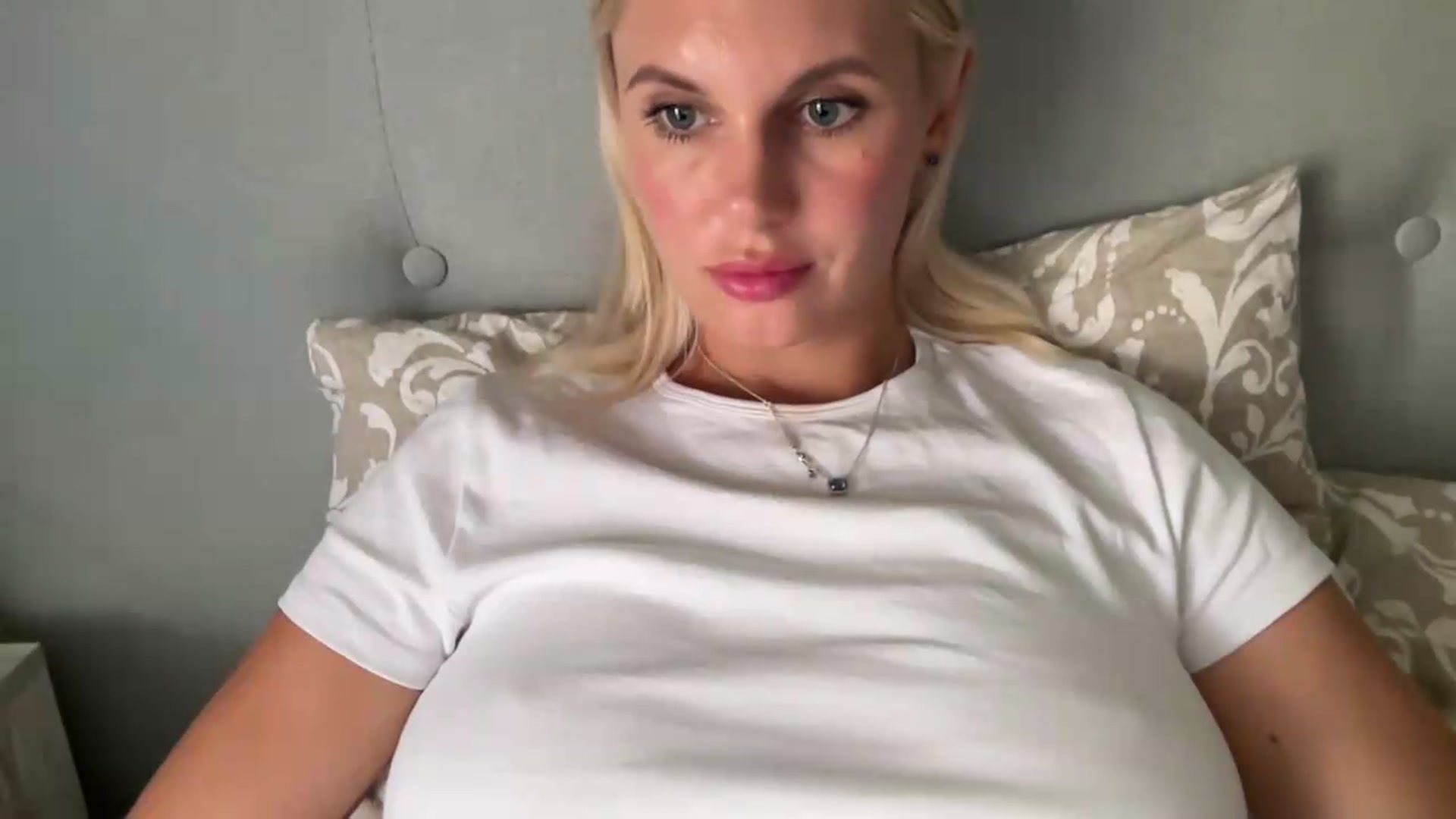 Gallery image thumbnail from AuroraKingg's myfreecams stream on, 07/16/2026, 12:03 image 11 of 20