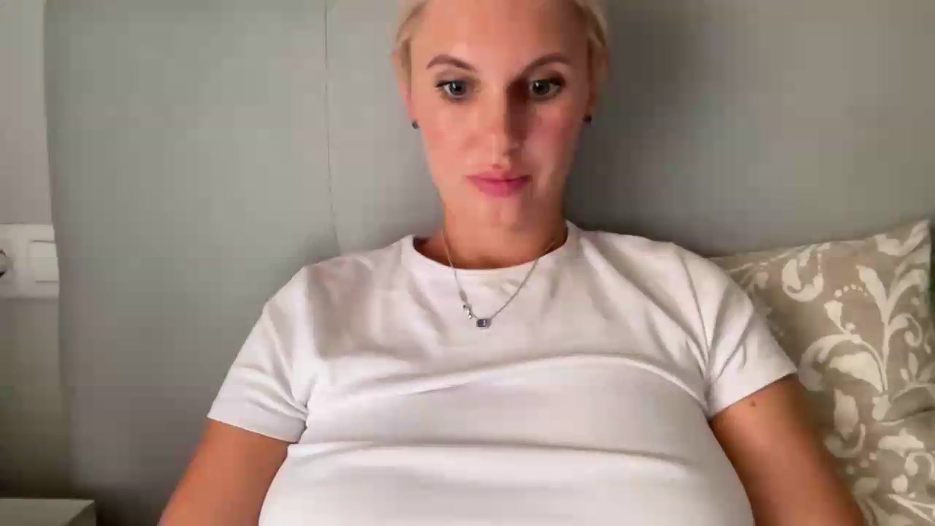 Gallery image thumbnail from AuroraKingg's myfreecams stream on, 07/16/2026, 14:12 image 17 of 20