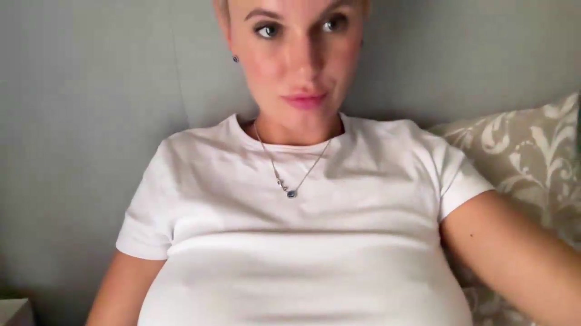 Gallery image thumbnail from AuroraKingg's myfreecams stream on, 07/16/2026, 14:56 image 6 of 20