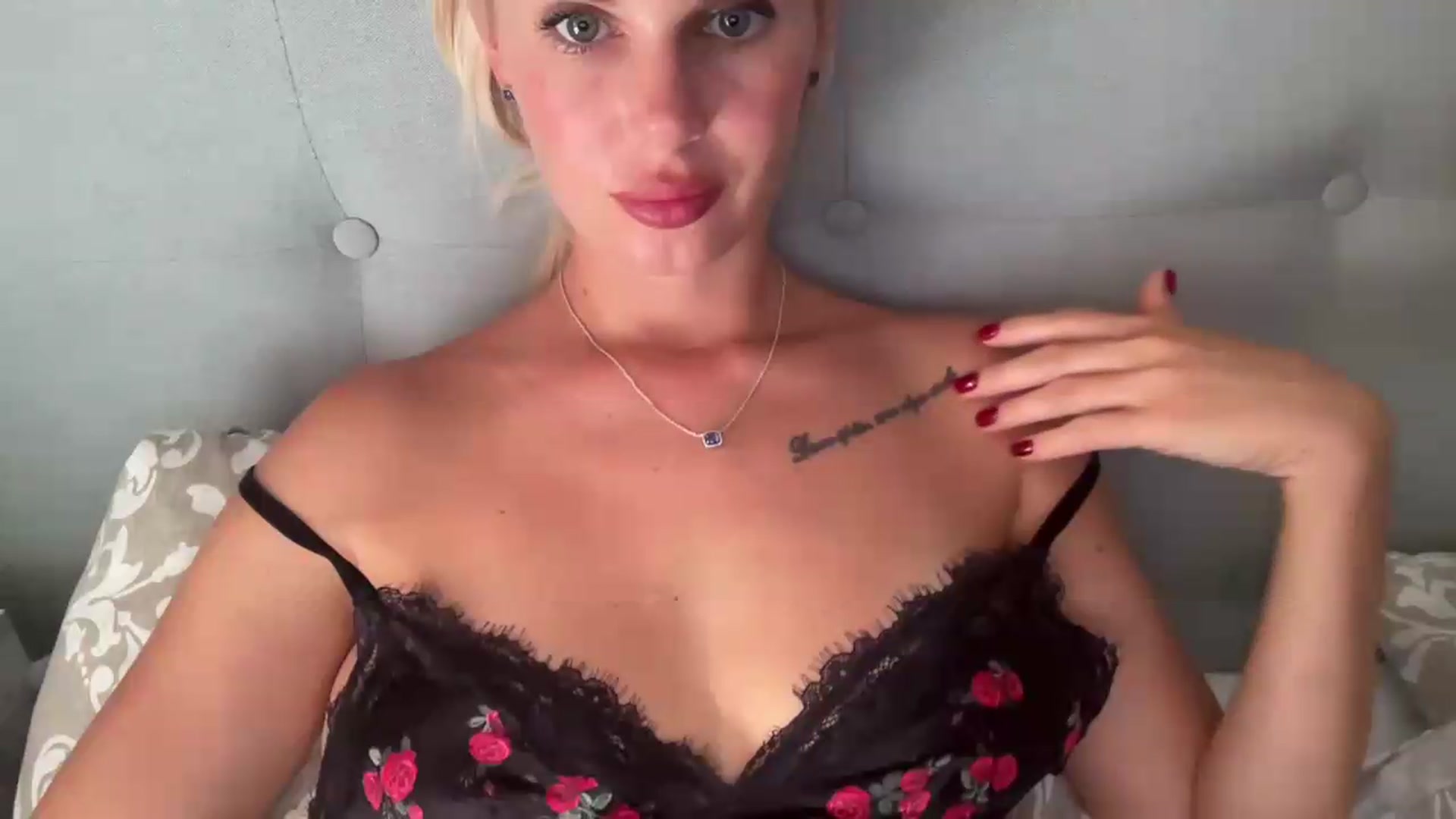 Gallery image thumbnail from AuroraKingg's myfreecams stream on, 07/20/2026, 16:53 image 14 of 20