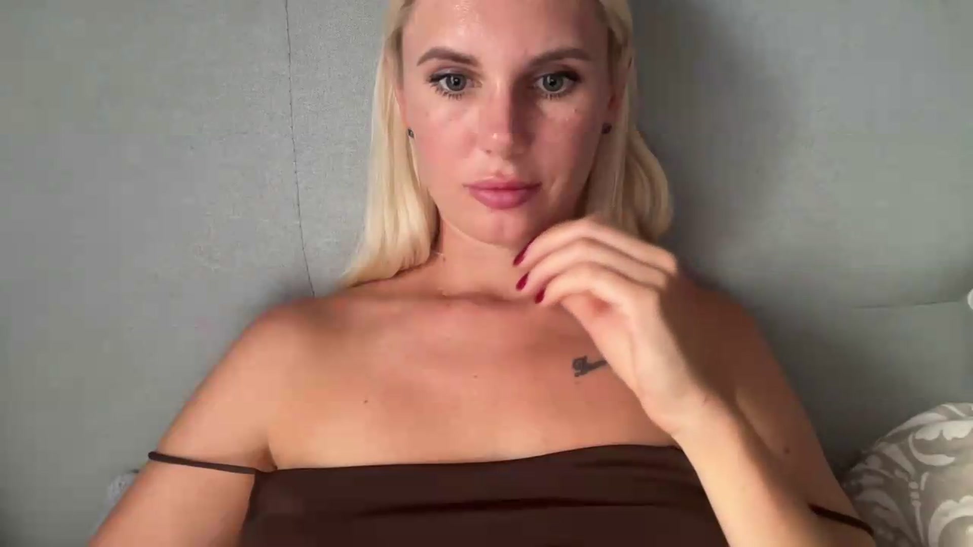 Gallery image thumbnail from AuroraKingg's myfreecams stream on, 07/21/2026, 18:00 image 9 of 20