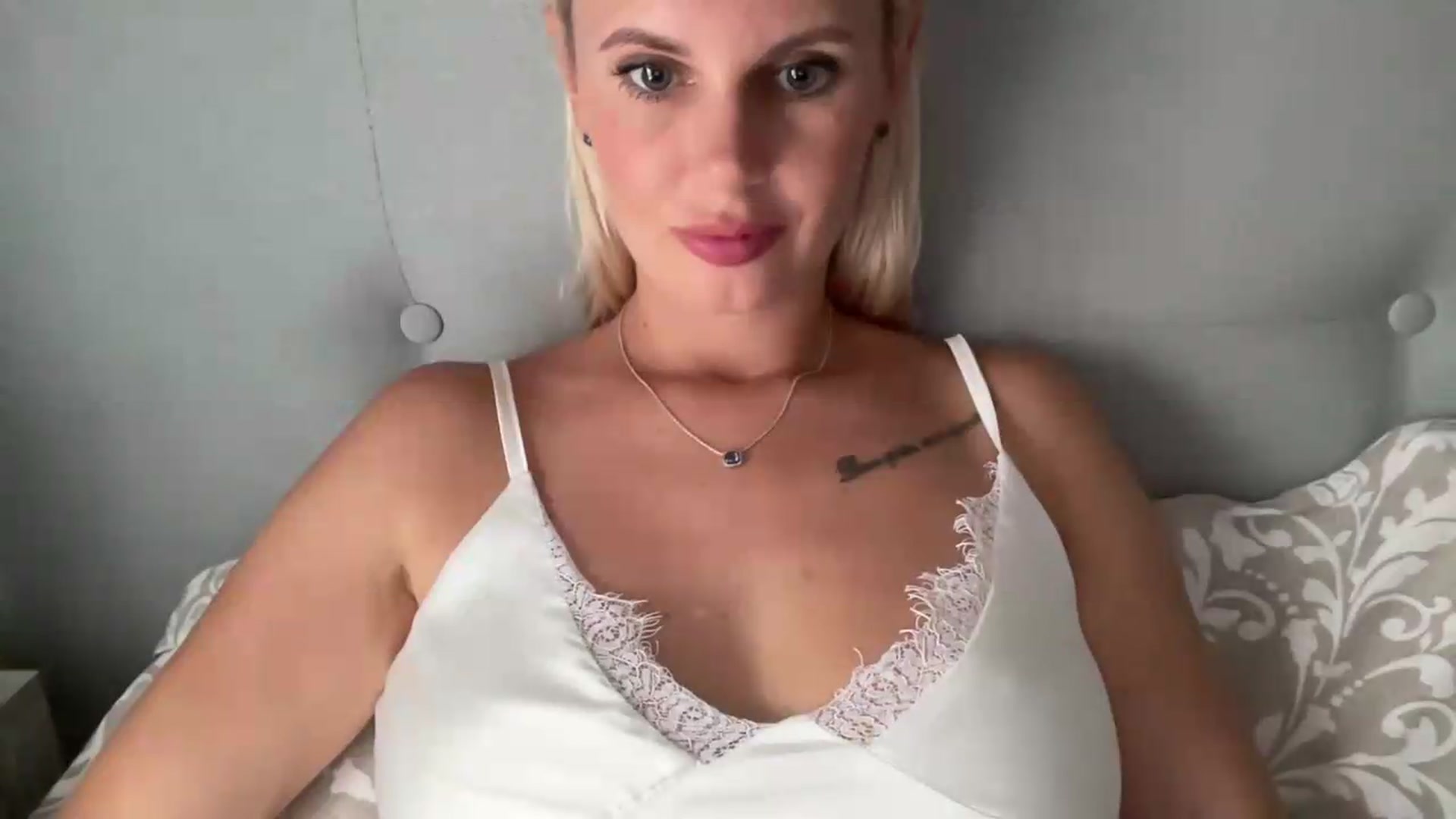 Gallery image thumbnail from AuroraKingg's myfreecams stream on, 07/23/2026, 15:38 image 17 of 20