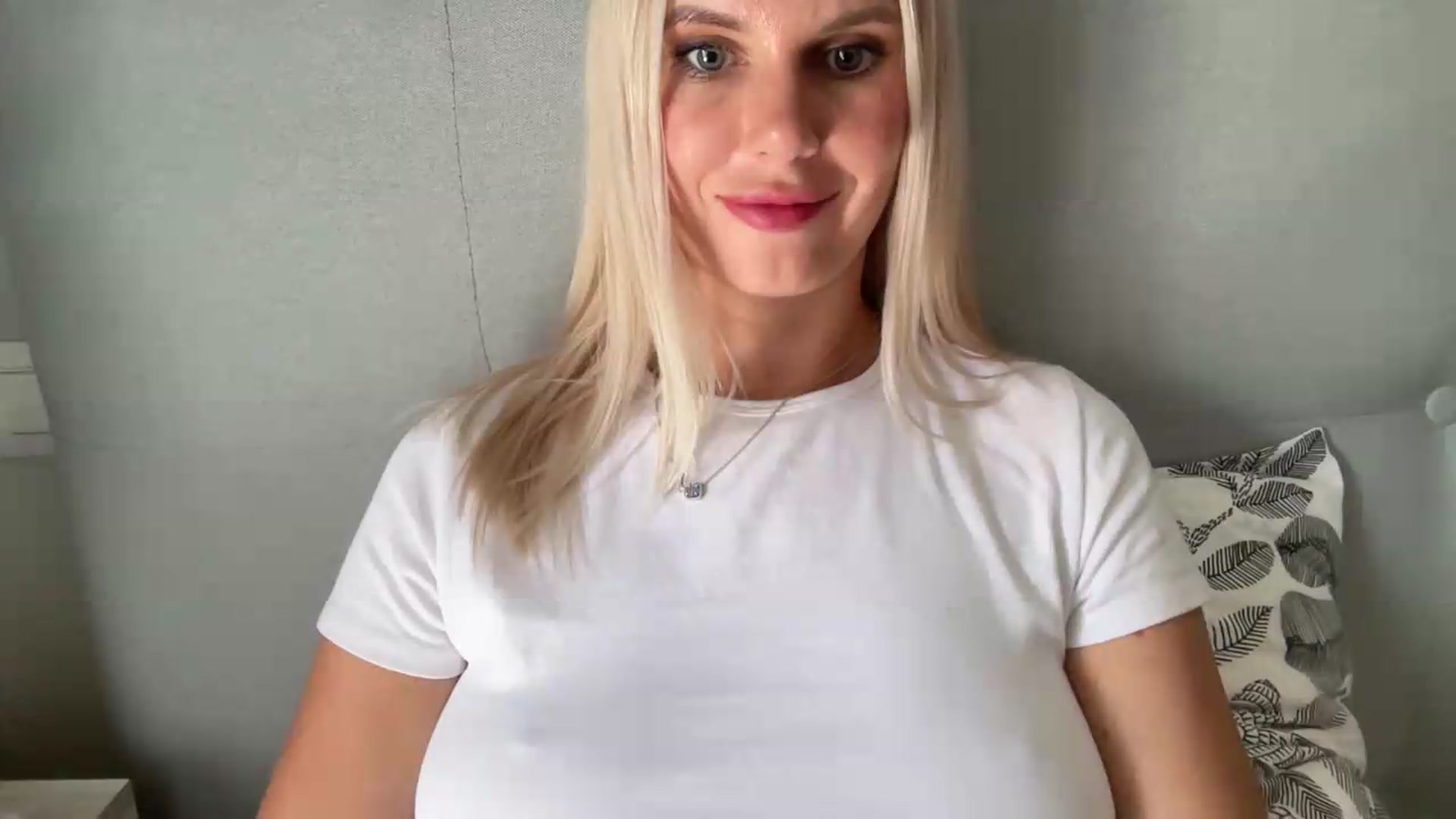 Gallery image thumbnail from AuroraKingg's myfreecams stream on, 07/31/2026, 14:00 image 5 of 20