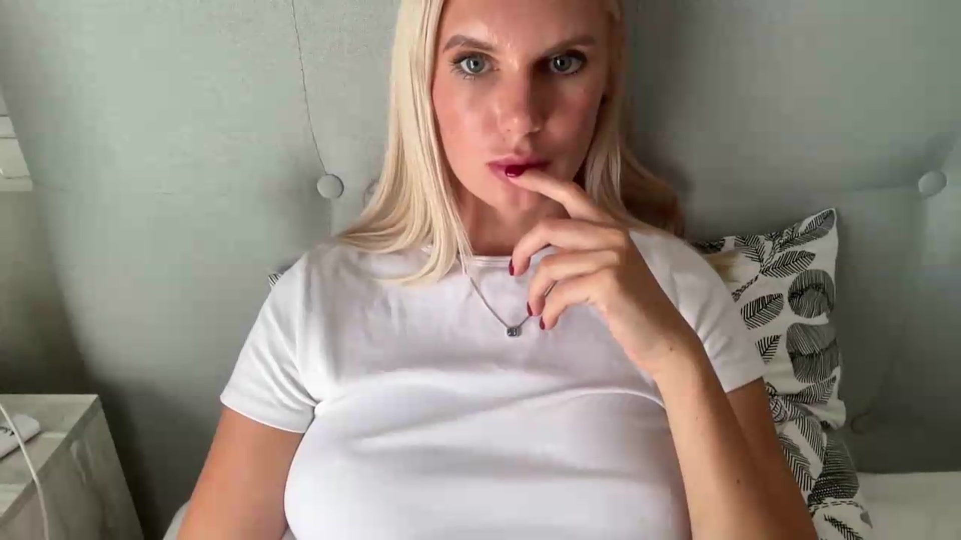 Gallery image thumbnail from AuroraKingg's myfreecams stream on, 07/31/2026, 16:35 image 15 of 20