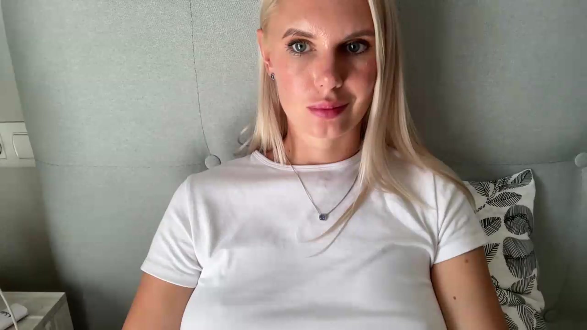 Gallery image thumbnail from AuroraKingg's myfreecams stream on, 07/31/2026, 16:35 image 12 of 20