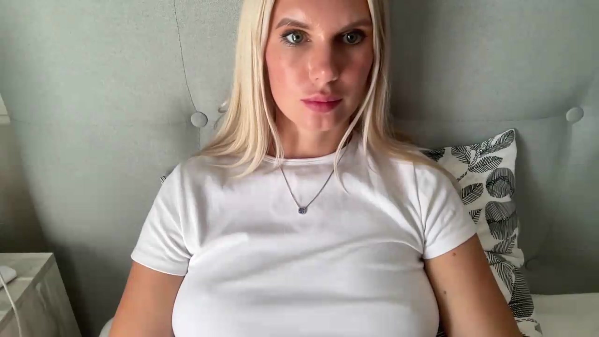 Gallery image thumbnail from AuroraKingg's myfreecams stream on, 07/31/2026, 16:35 image 14 of 20