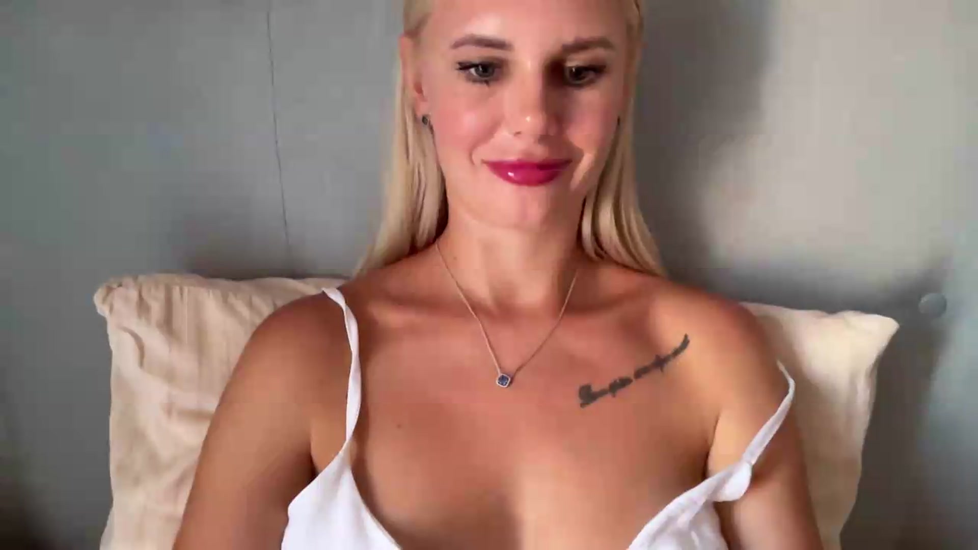 Gallery image thumbnail from AuroraKingg's myfreecams stream on, 08/02/2026, 11:16 image 12 of 20