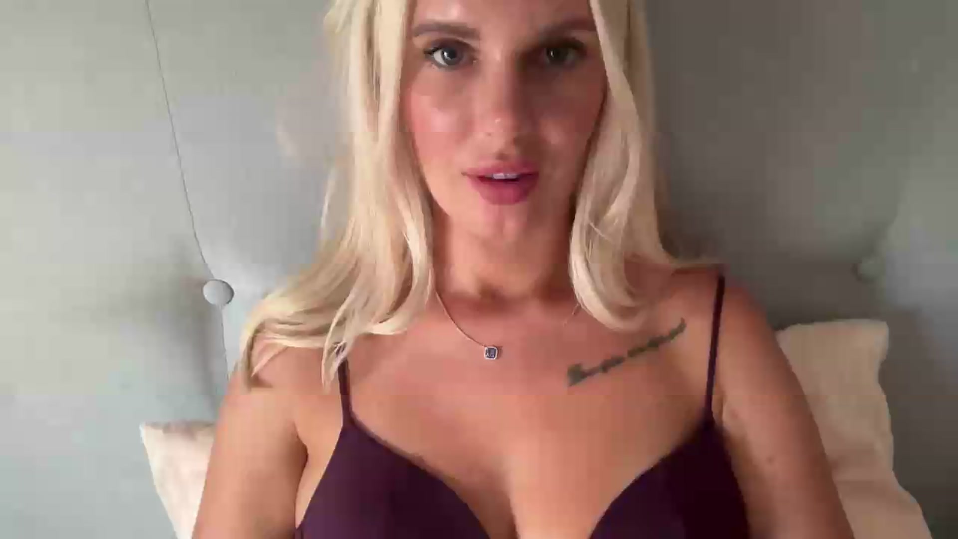 Gallery image thumbnail from AuroraKingg's myfreecams stream on, 08/05/2026, 17:34 image 14 of 20