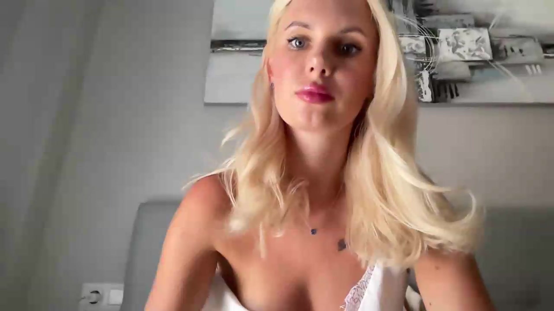 Gallery image thumbnail from AuroraKingg's myfreecams stream on, 08/06/2026, 13:35 image 17 of 20