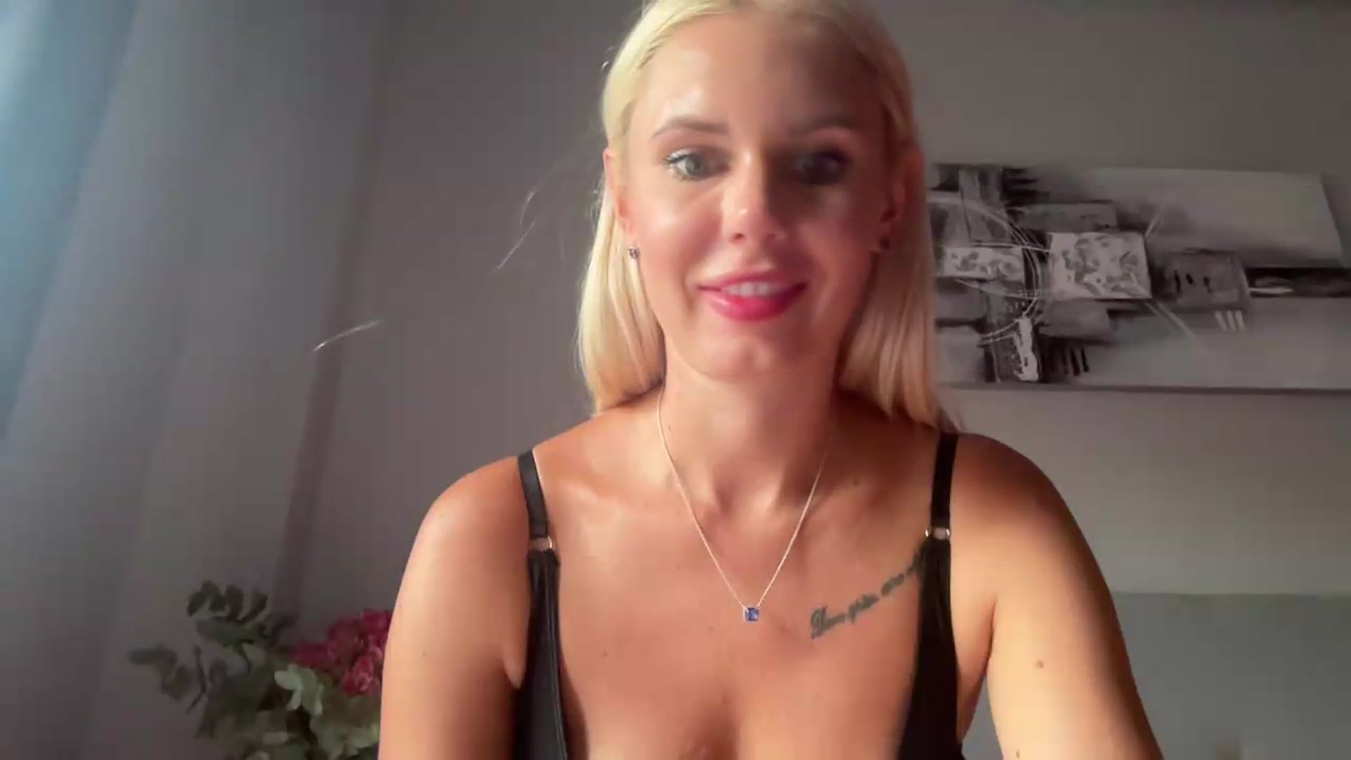 Gallery image thumbnail from AuroraKingg's myfreecams stream on, 08/18/2026, 18:27 image 17 of 20