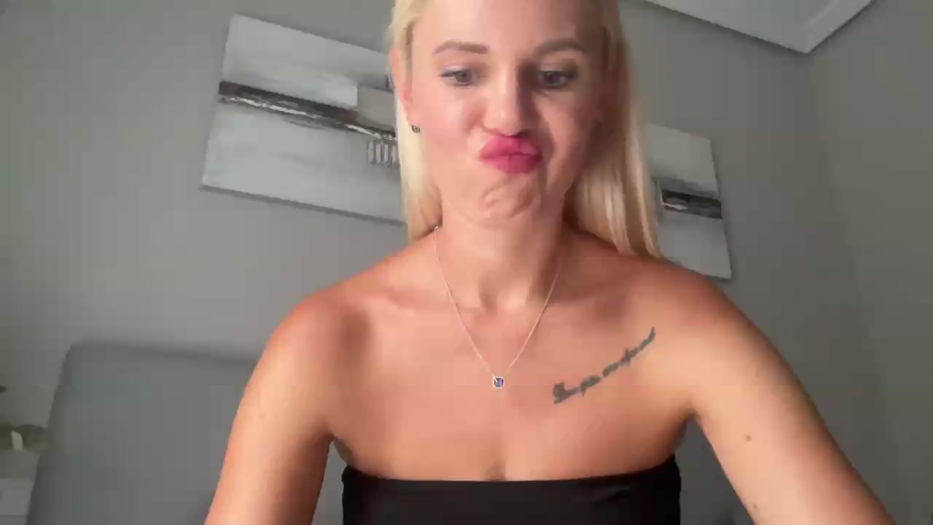 Gallery image thumbnail from AuroraKingg's myfreecams stream on, 08/19/2026, 17:11 image 5 of 20