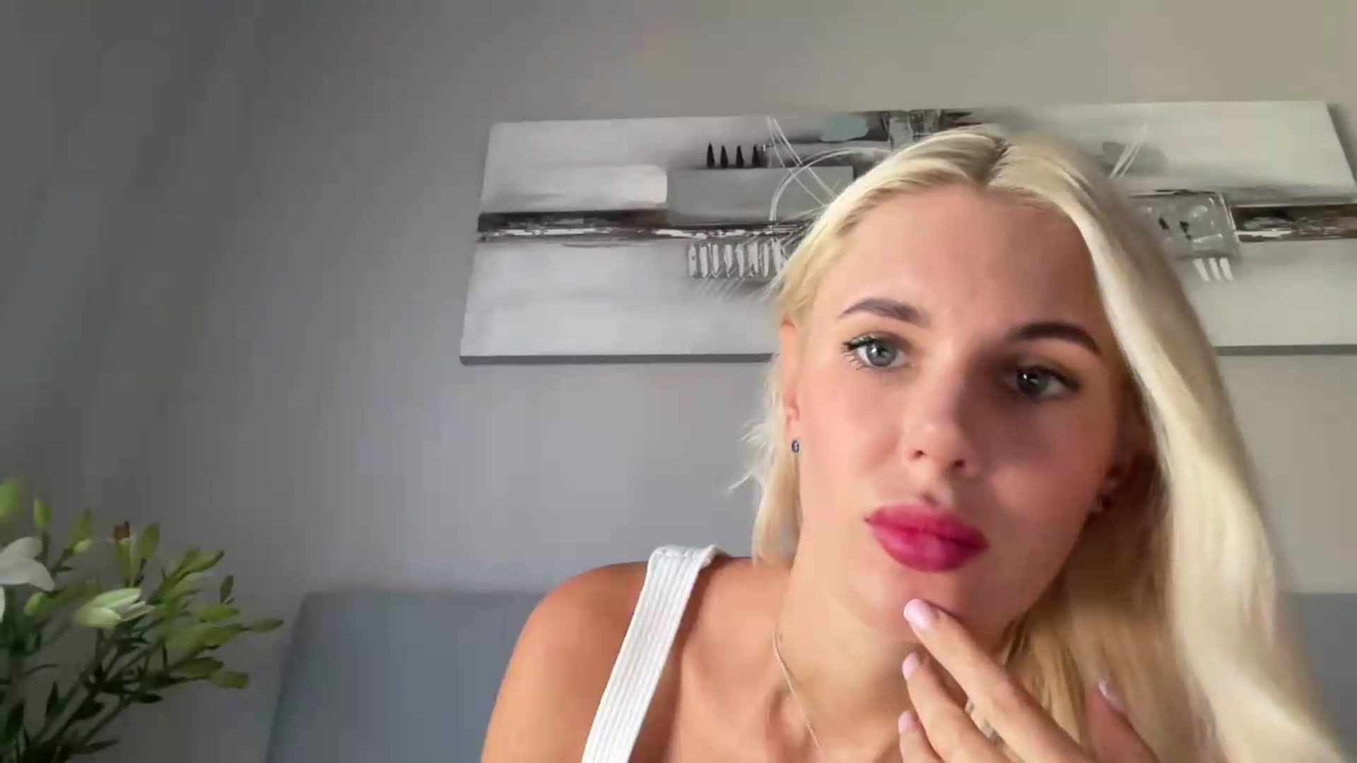 Gallery image thumbnail from AuroraKingg's myfreecams stream on, 08/29/2026, 10:57 image 17 of 20