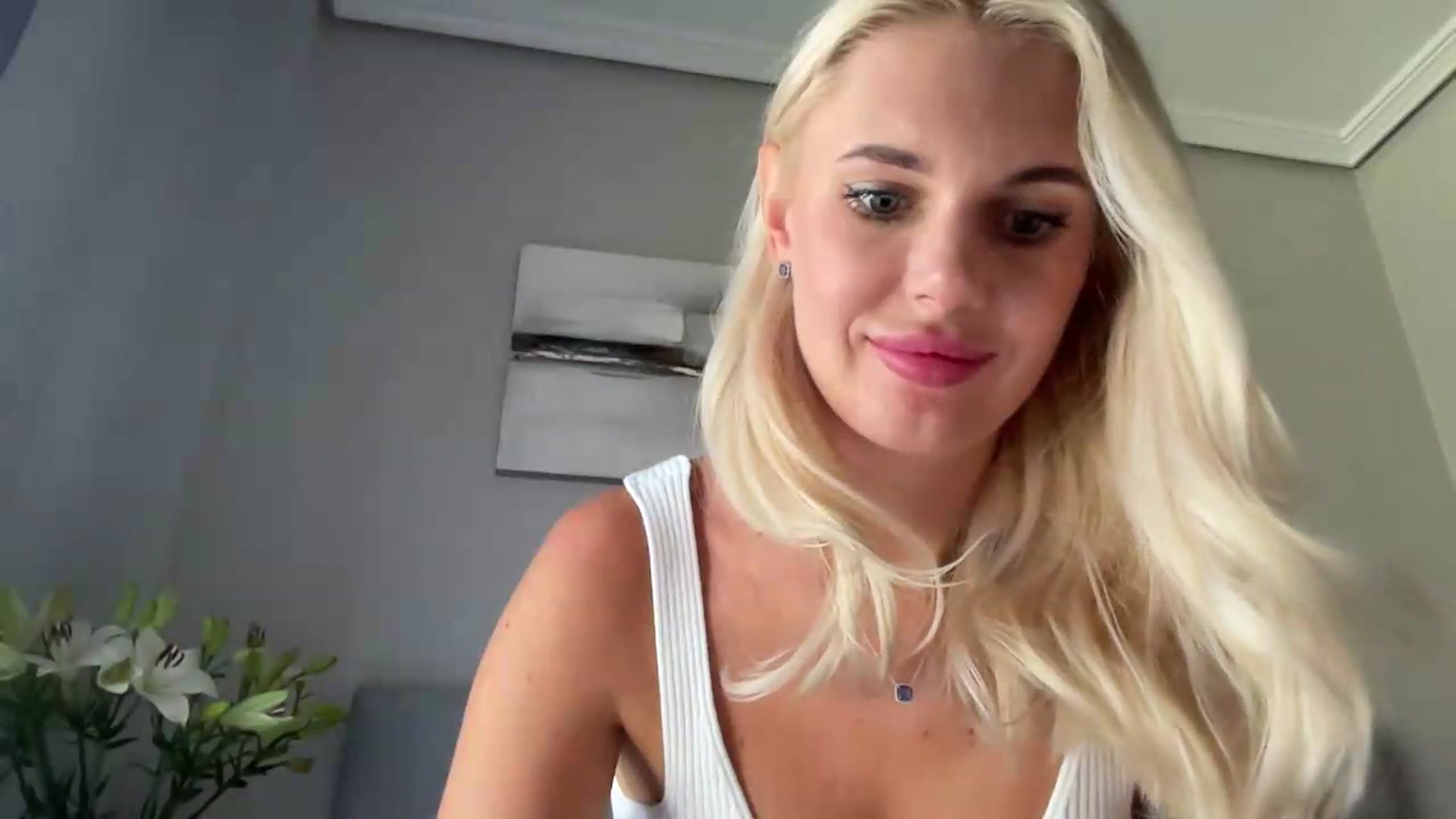 Gallery image thumbnail from AuroraKingg's myfreecams stream on, 08/29/2026, 12:10 image 5 of 20