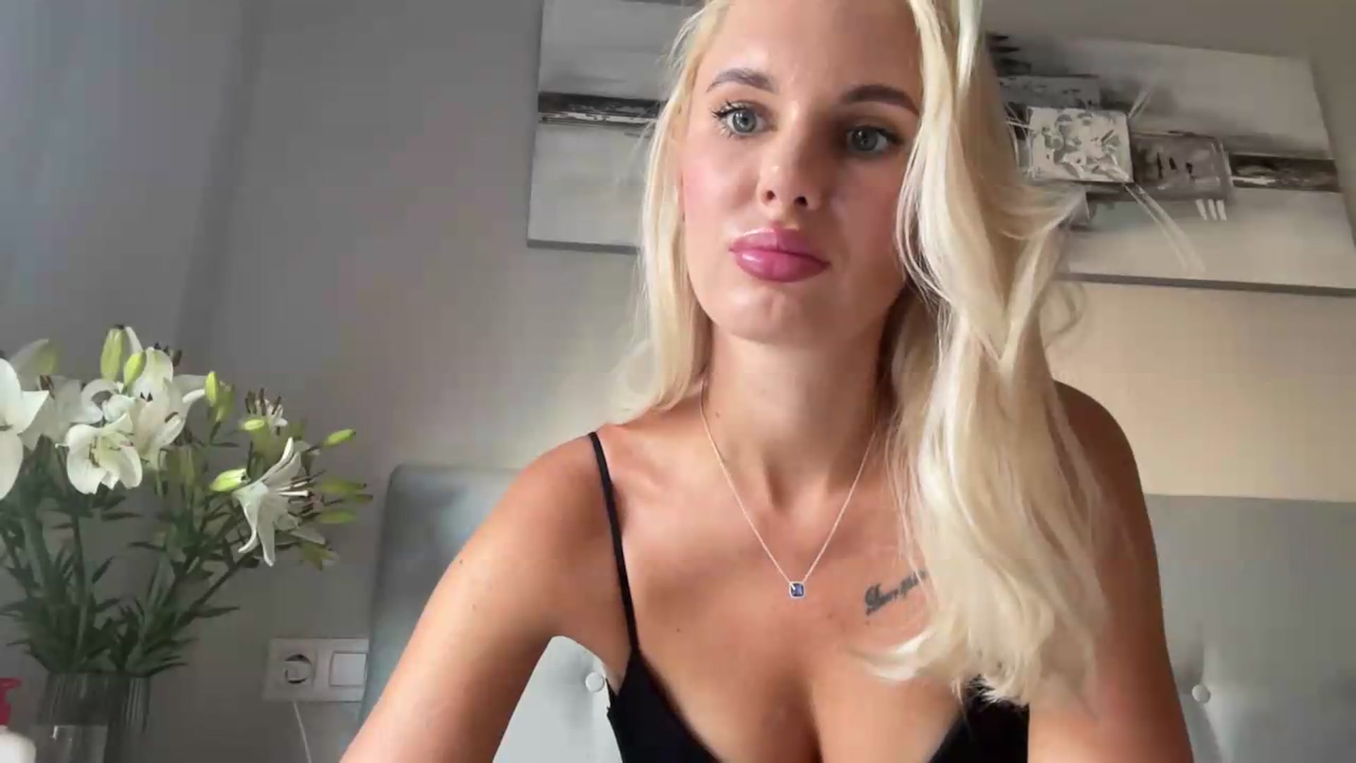 Gallery image thumbnail from AuroraKingg's myfreecams stream on, 08/31/2026, 10:03 image 9 of 20