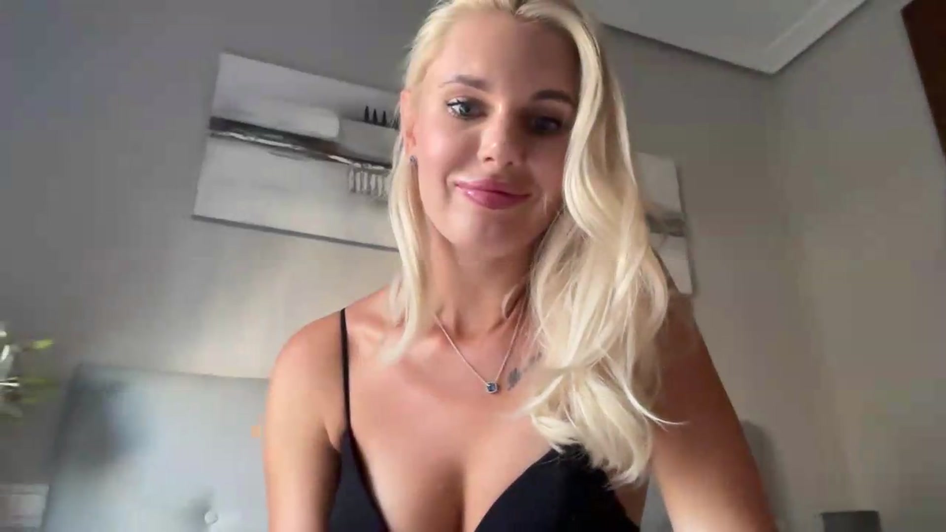 Gallery image thumbnail from AuroraKingg's myfreecams stream on, 08/31/2026, 10:03 image 14 of 20