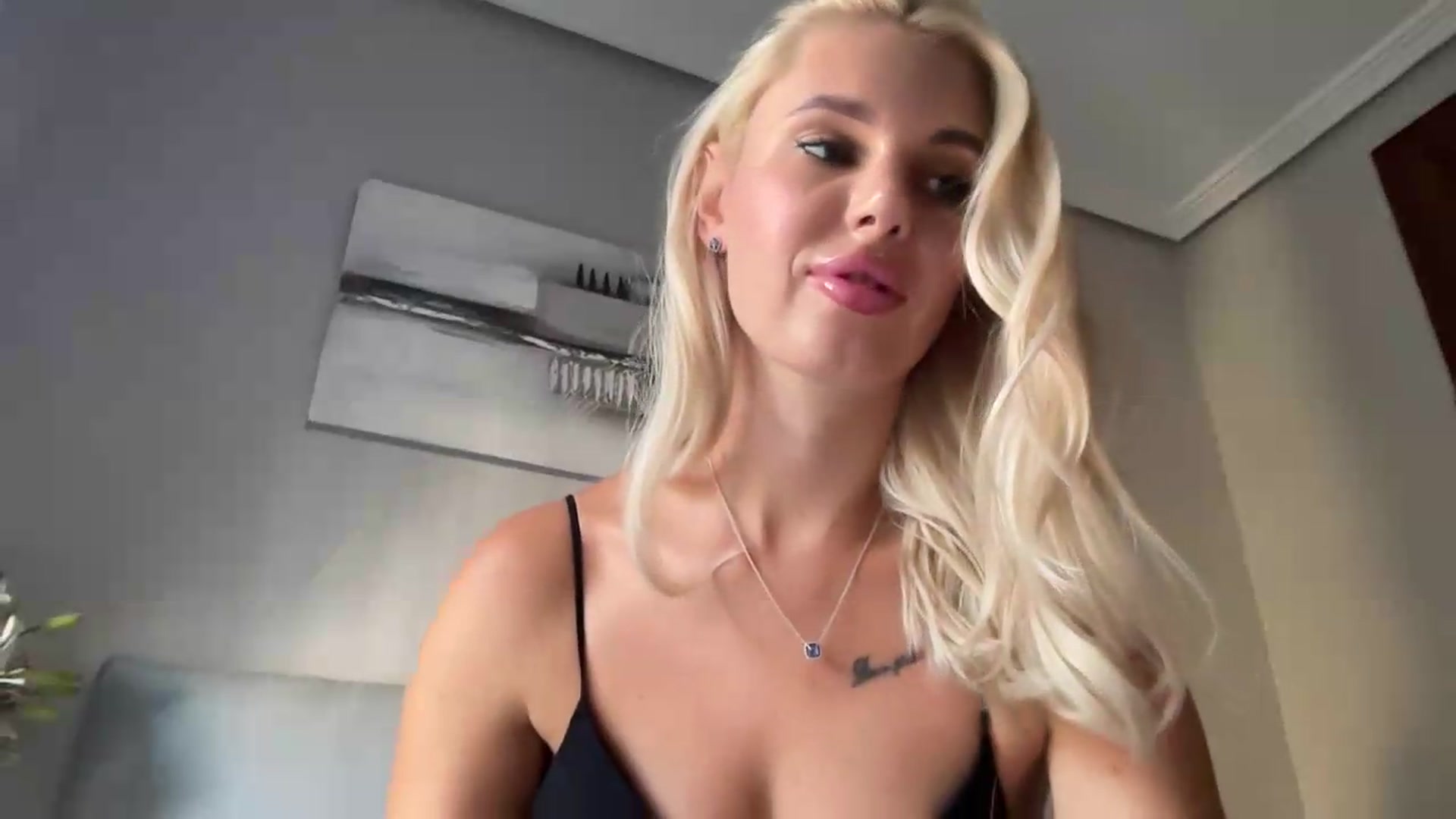 Gallery image thumbnail from AuroraKingg's myfreecams stream on, 08/31/2026, 10:03 image 16 of 20