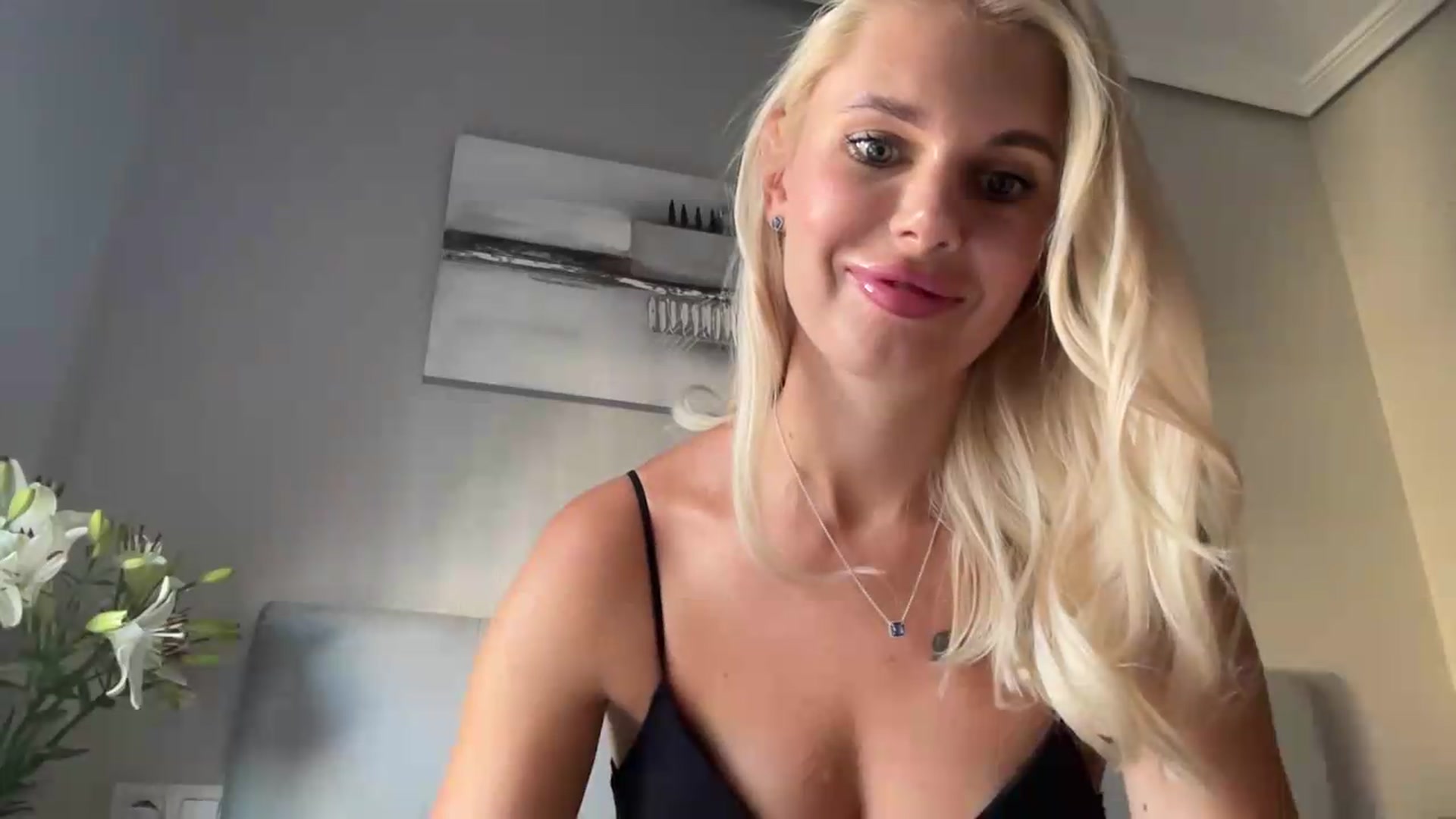 Gallery image thumbnail from AuroraKingg's myfreecams stream on, 08/31/2026, 10:03 image 17 of 20