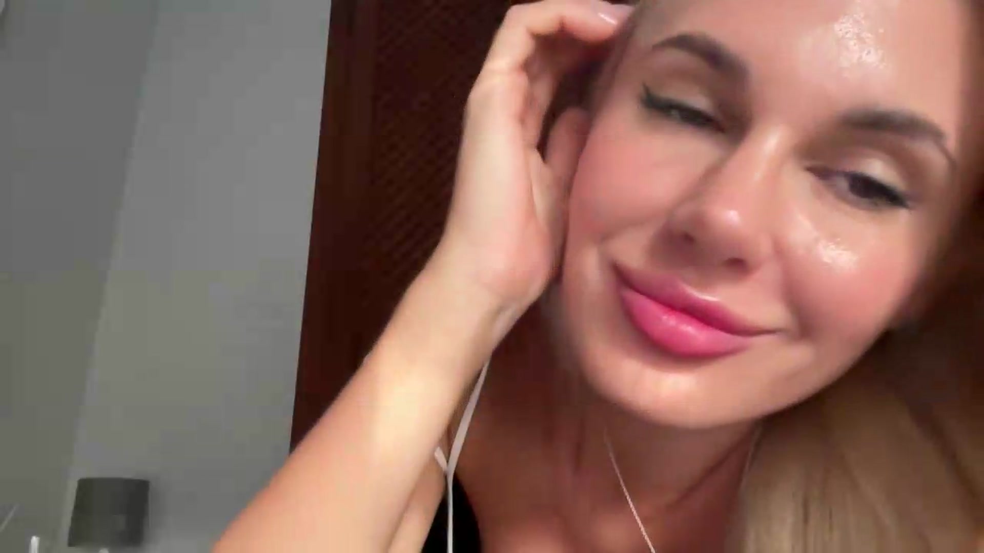 Gallery image thumbnail from AuroraKingg's myfreecams stream on, 09/02/2026, 17:41 image 10 of 20