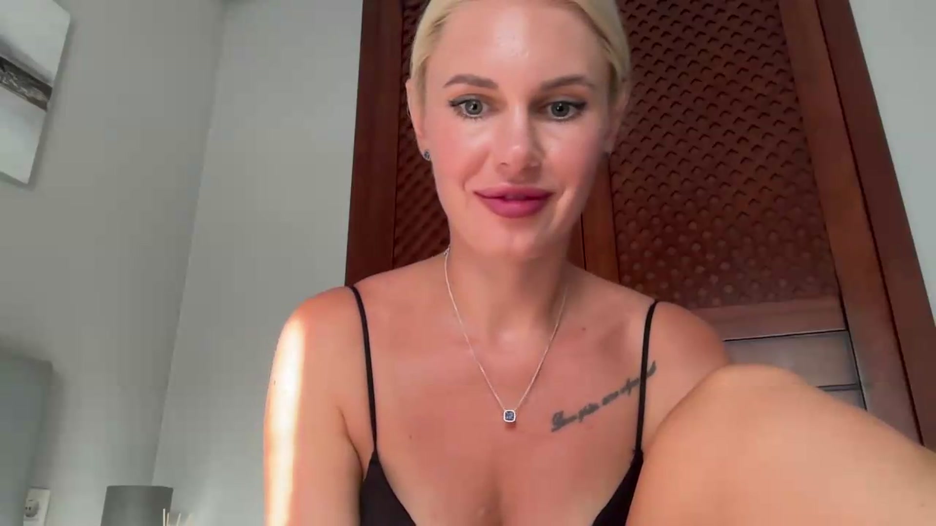 Gallery image thumbnail from AuroraKingg's myfreecams stream on, 09/04/2026, 17:23 image 15 of 20