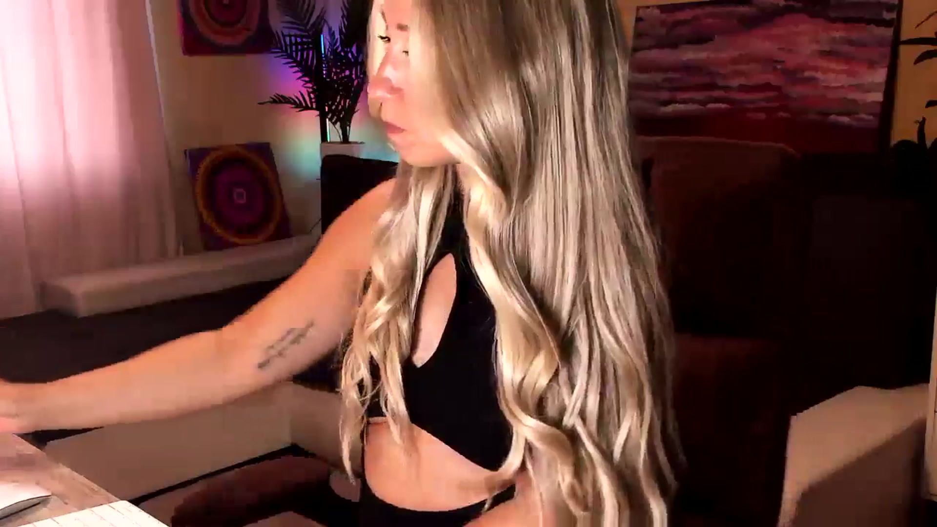 Gallery image thumbnail from AuroraRossi's myfreecams stream on, 07/29/2024, 07:50 image 12 of 20