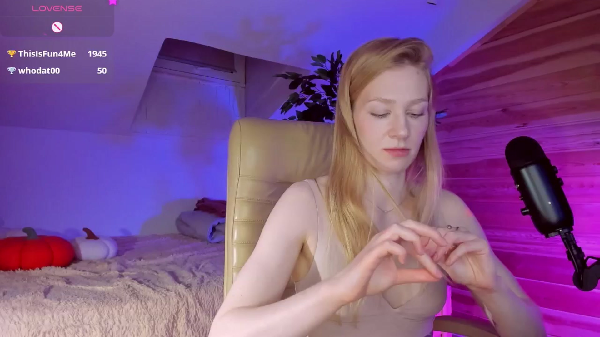 Gallery image thumbnail from AuroraShy's myfreecams stream on, 11/09/2025, 15:35 image 12 of 20