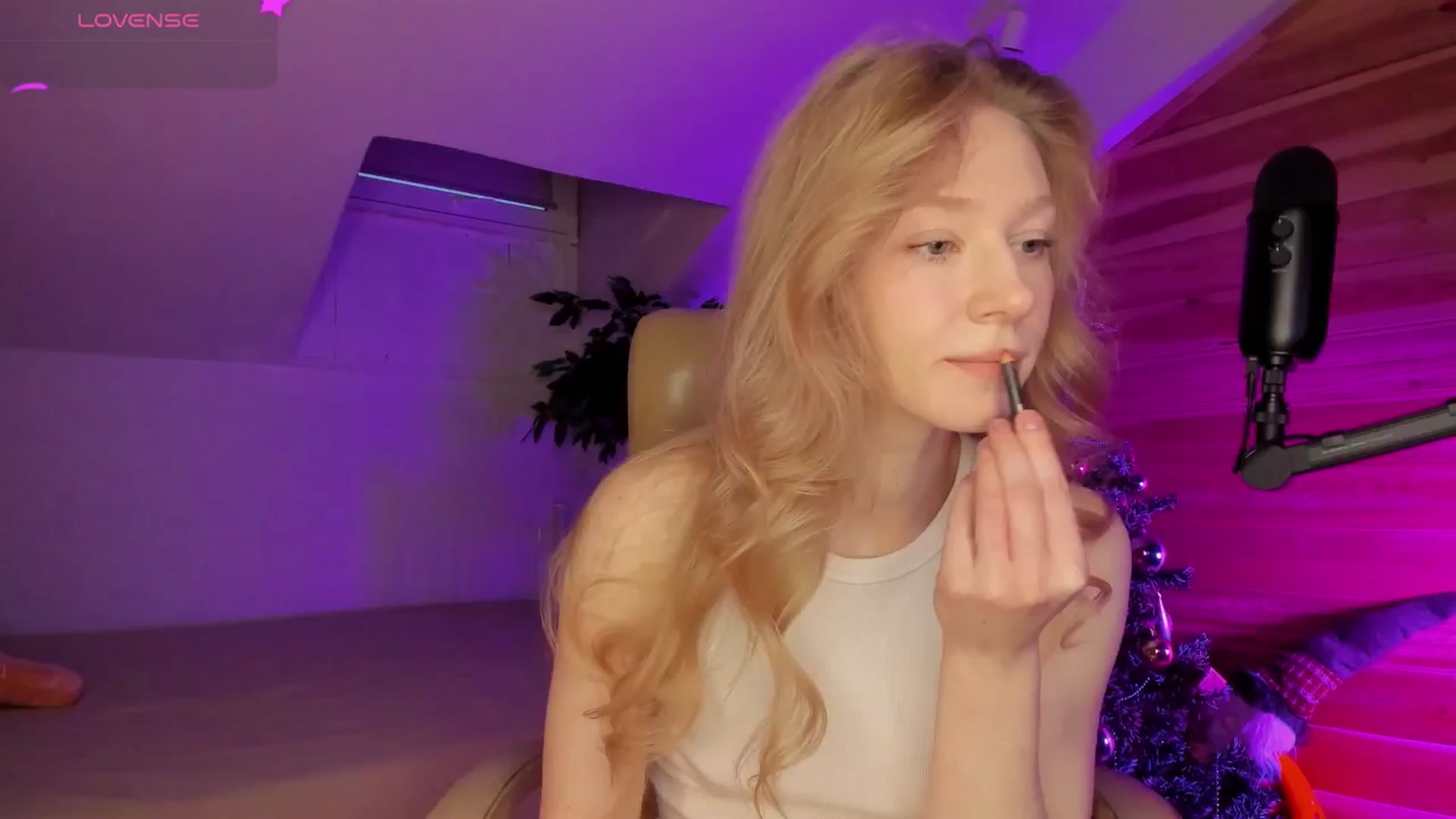 Gallery image thumbnail from AuroraShy's myfreecams stream on, 12/25/2025, 13:30 image 6 of 20