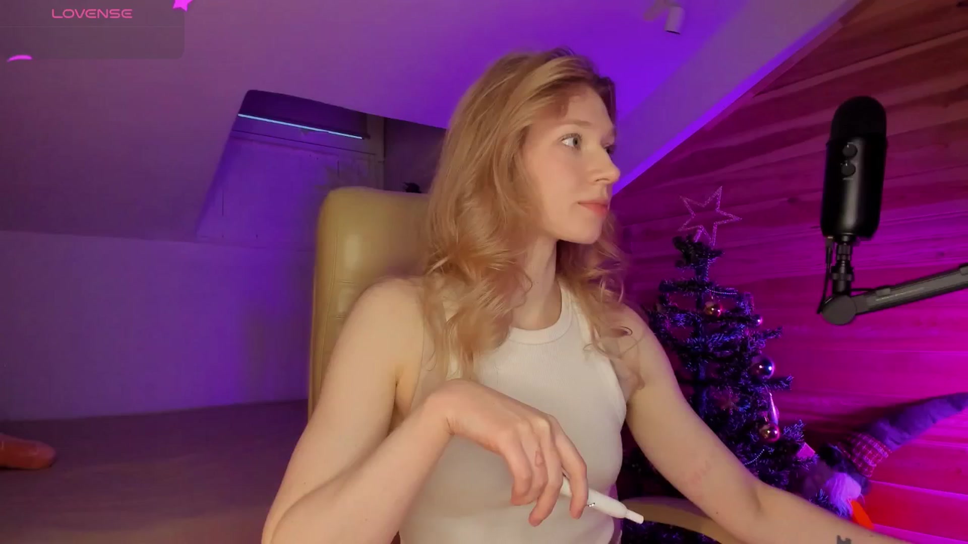 Gallery image thumbnail from AuroraShy's myfreecams stream on, 12/25/2025, 13:30 image 3 of 20