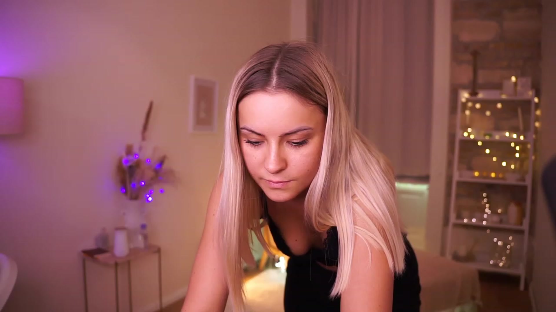 Gallery image thumbnail from Aurora_Sweet's myfreecams stream on, 04/09/2023, 21:06 image 8 of 20