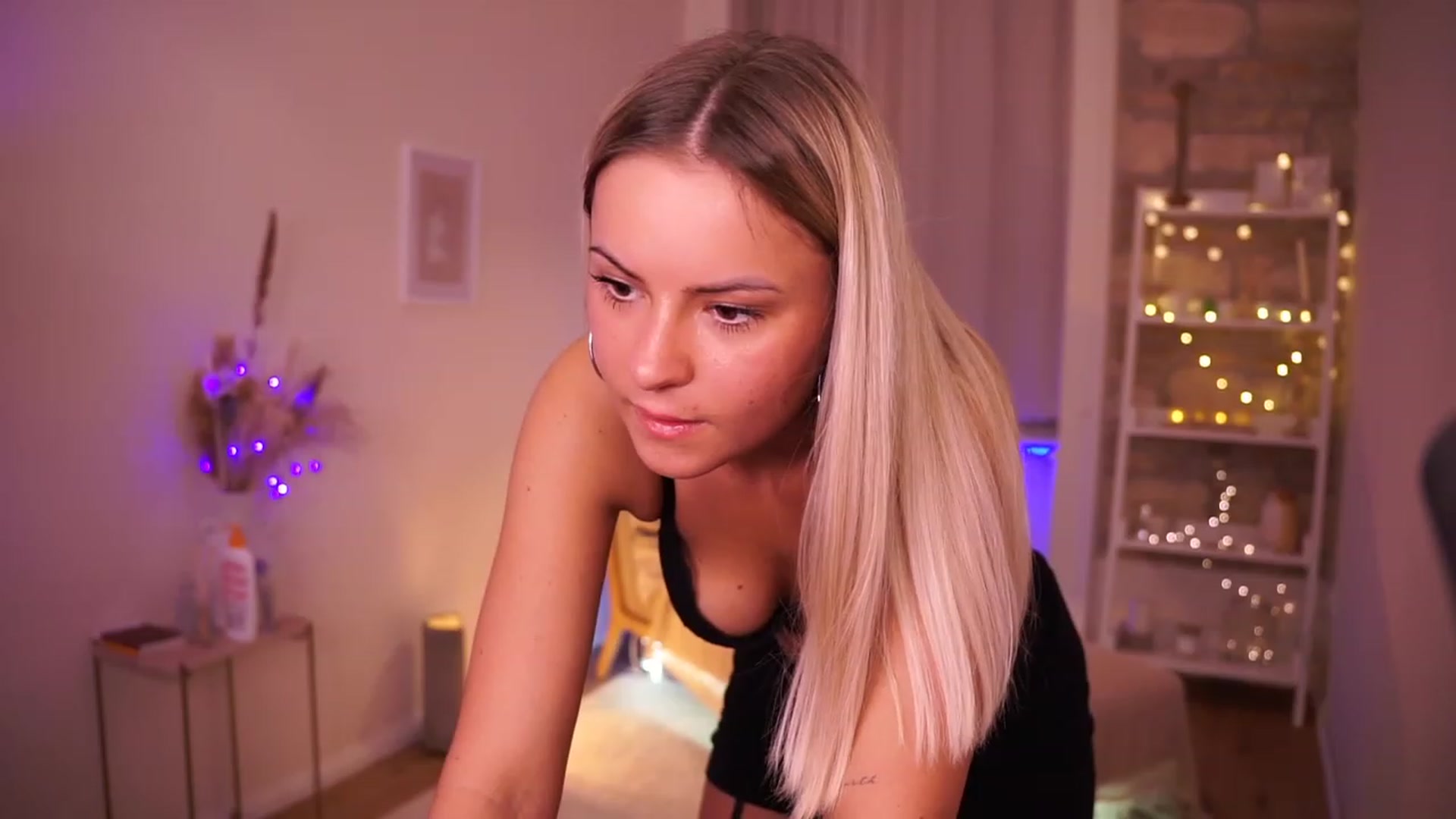 Gallery image thumbnail from Aurora_Sweet's myfreecams stream on, 04/13/2023, 21:20 image 15 of 20