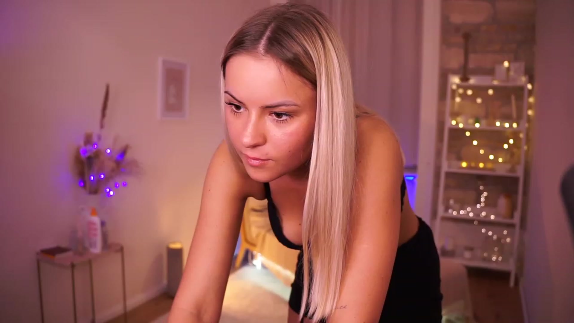 Gallery image thumbnail from Aurora_Sweet's myfreecams stream on, 04/13/2023, 21:20 image 18 of 20