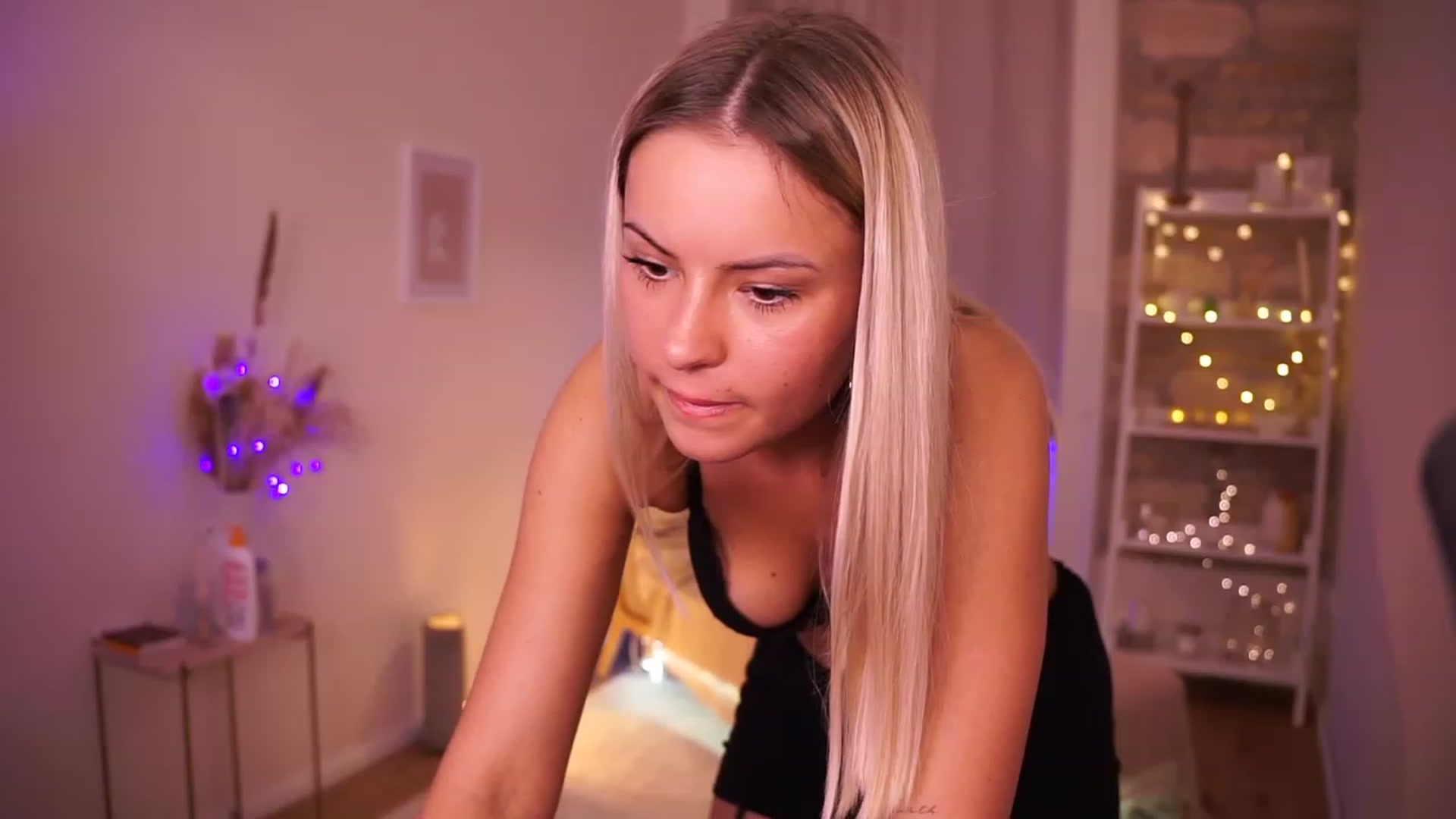 Gallery image thumbnail from Aurora_Sweet's myfreecams stream on, 04/13/2023, 21:20 image 19 of 20
