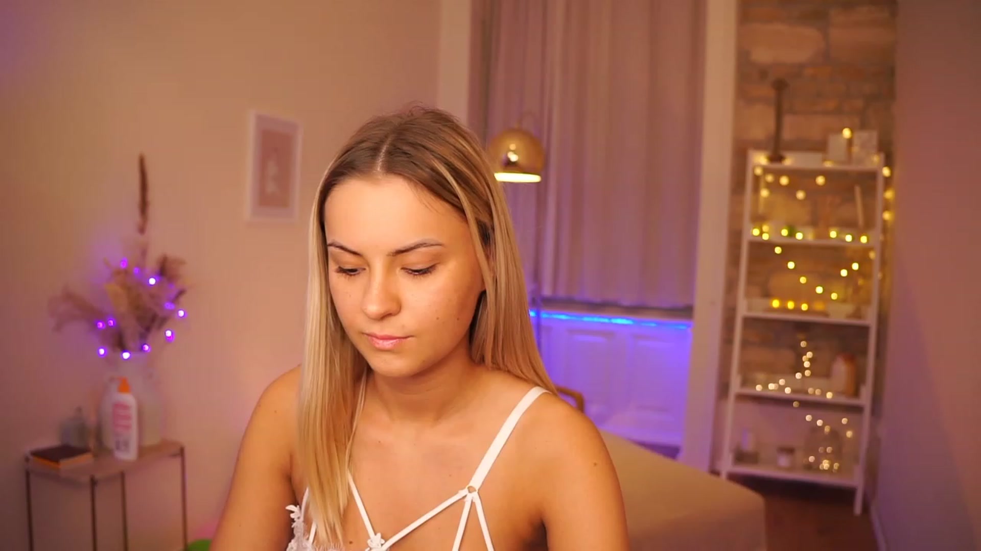 Gallery image thumbnail from Aurora_Sweet's myfreecams stream on, 04/16/2023, 17:37 image 11 of 20