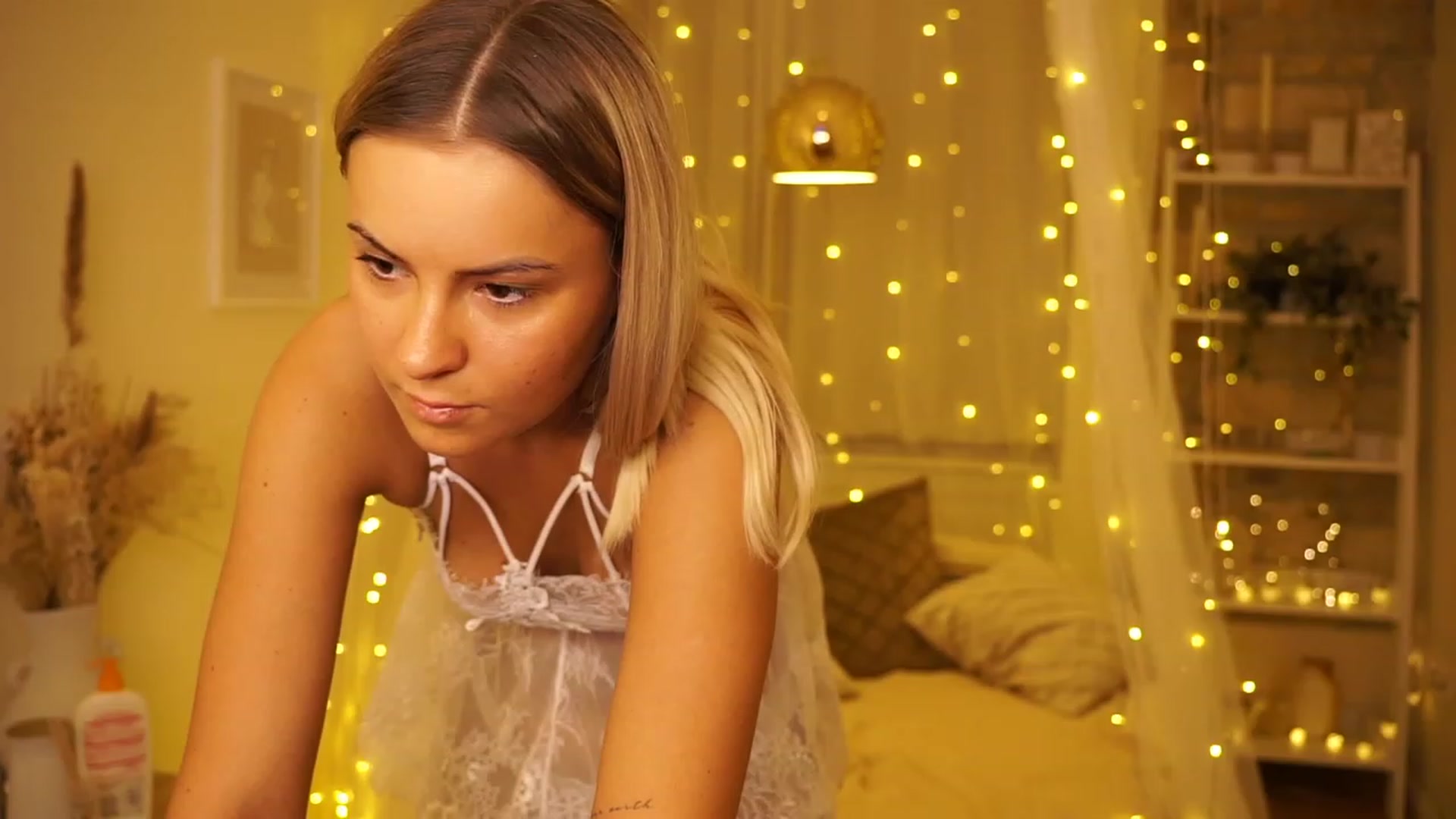 Gallery image thumbnail from Aurora_Sweet's myfreecams stream on, 05/05/2023, 19:41 image 11 of 20