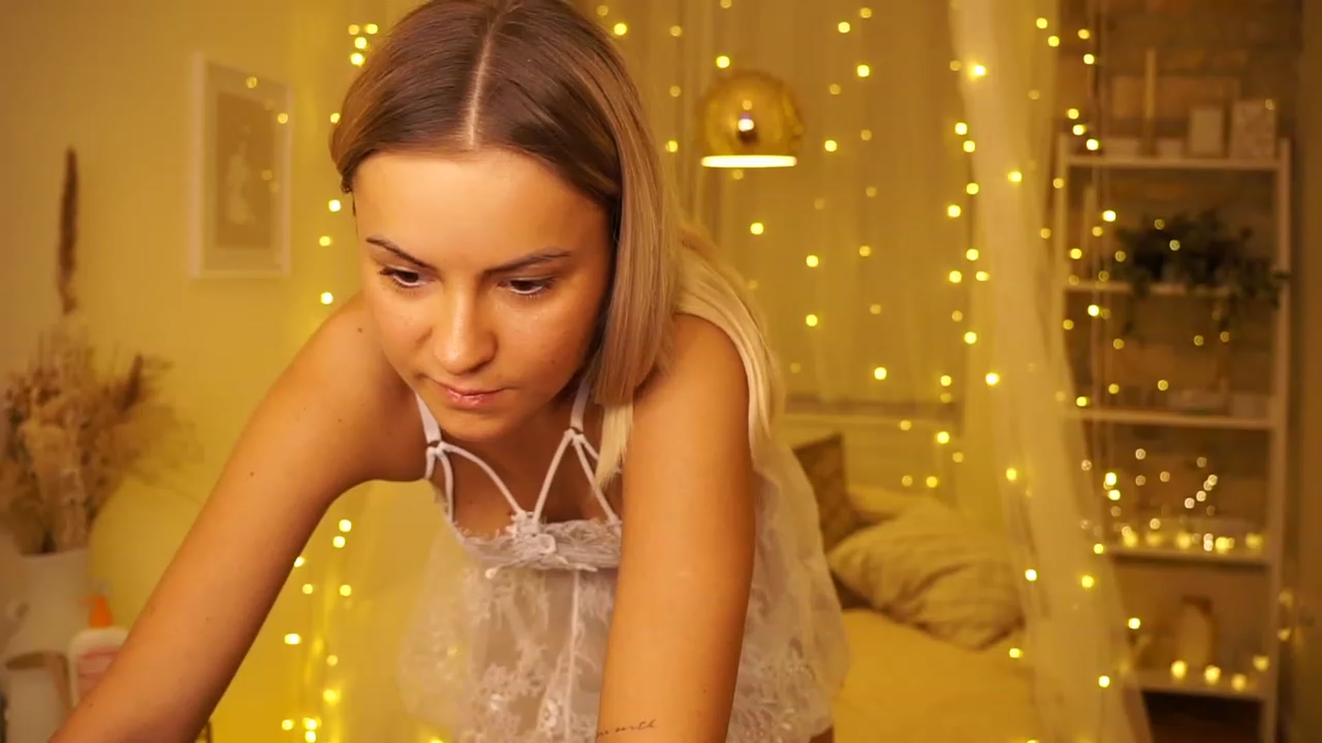 Gallery image thumbnail from Aurora_Sweet's myfreecams stream on, 05/05/2023, 19:41 image 10 of 20